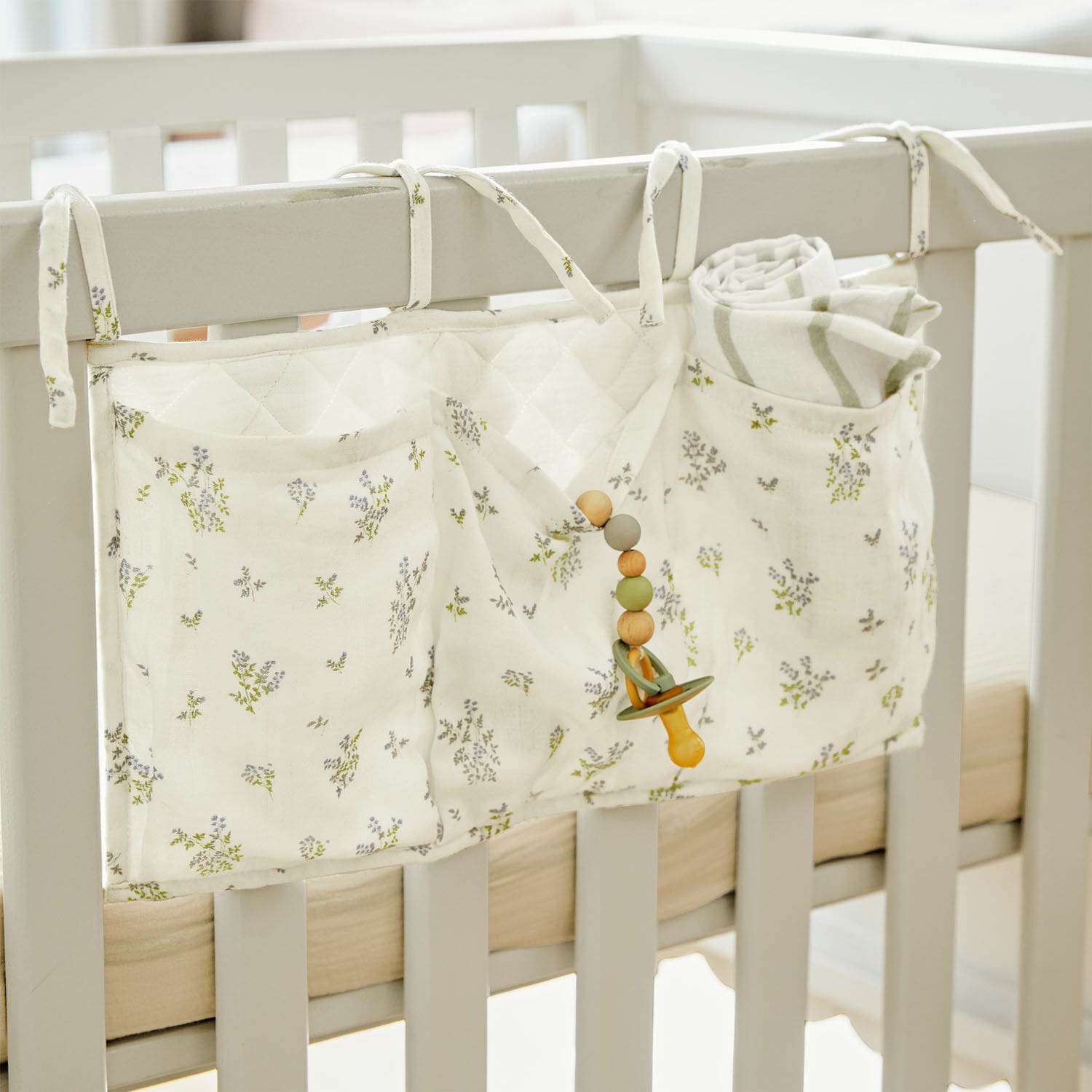 Bett-Organizer Nymariel Babybett-Organizer aus Baumwolle in Creme mit floralem Muster und Taschen zur Aufbewahrung