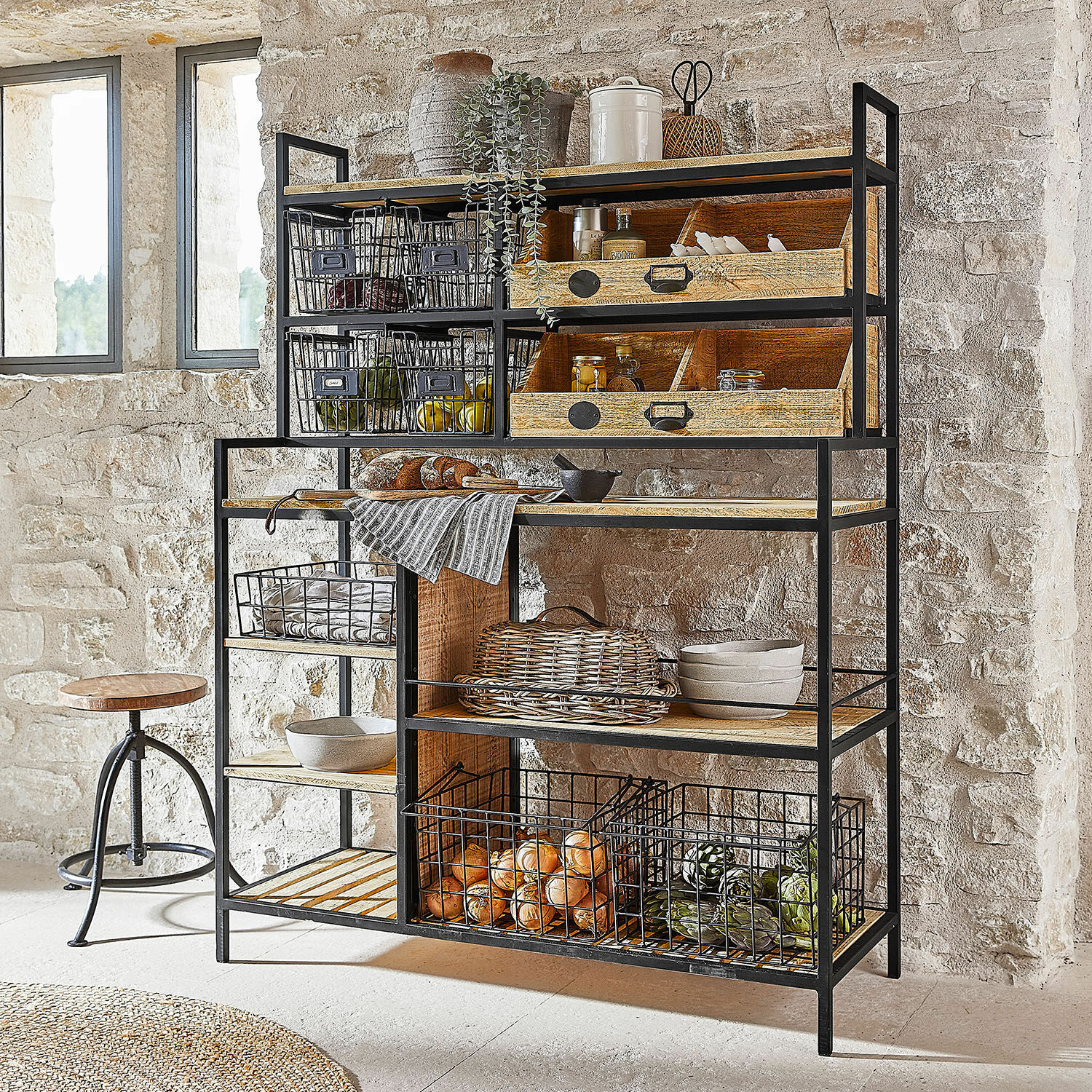 Regal Greenbriar Küchenregal aus Metall und Holz mit Drahtkörben für Gemüse und Zubehör im Industriestil