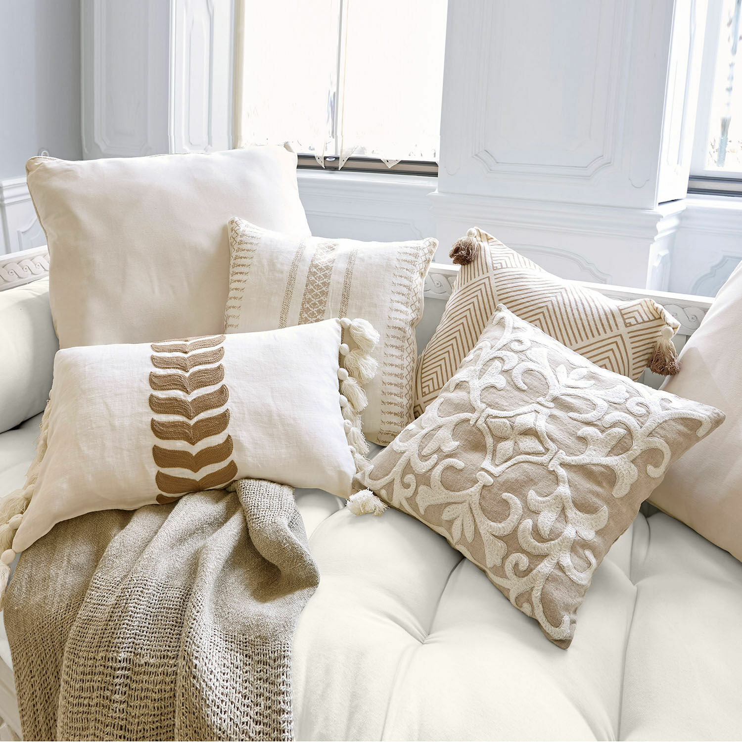 Kissenhülle 4er Set Olette Set aus dekorativen Kissen aus Baumwolle und Leinen in Beige auf hellem Sofa für das Wohnzimmer