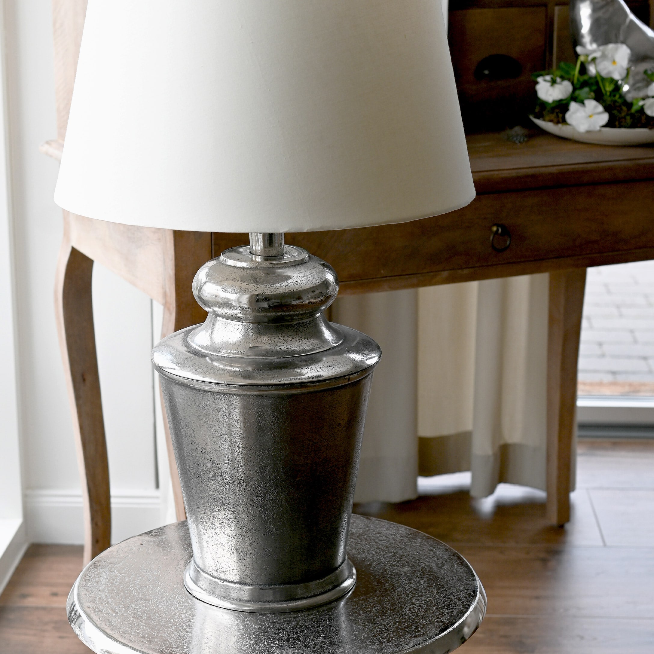 Tischlampe mit silberner Metallbasis und weissem Lampenschirm, Vintage-Wohnaccessoire