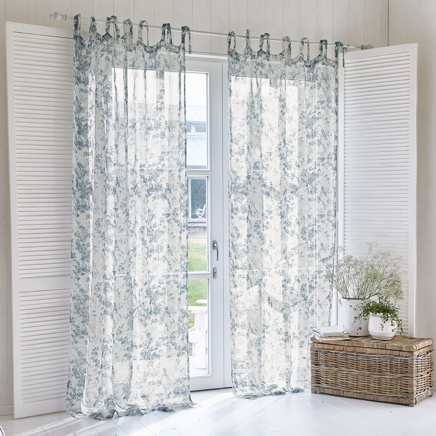 Transparente Vorhänge mit blauem Blumenmuster auf weissem Stoff, leichte Gardinen fürs Wohnzimmer