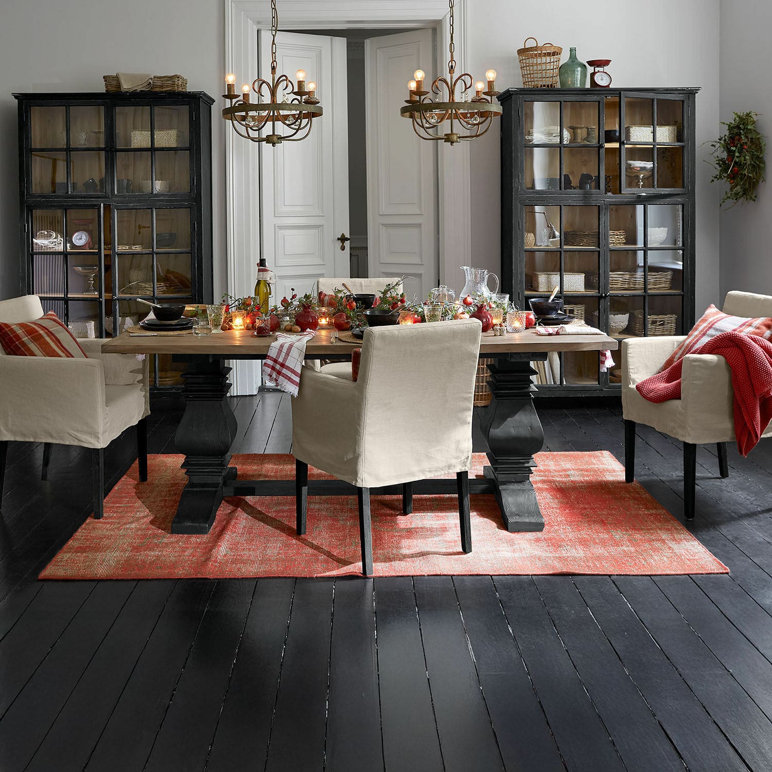Teppich Yalora Esszimmer mit Holztisch und beigen Stühlen auf rotem Teppich, rustikaler Landhausstil