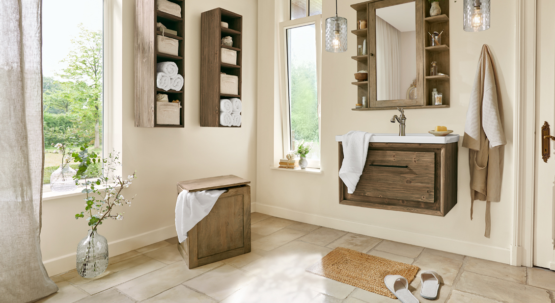 Helles Badezimmer mit Möbeln aus naturbelassenem Kiefernholz und weisser Keramik im skandinavischen Stil