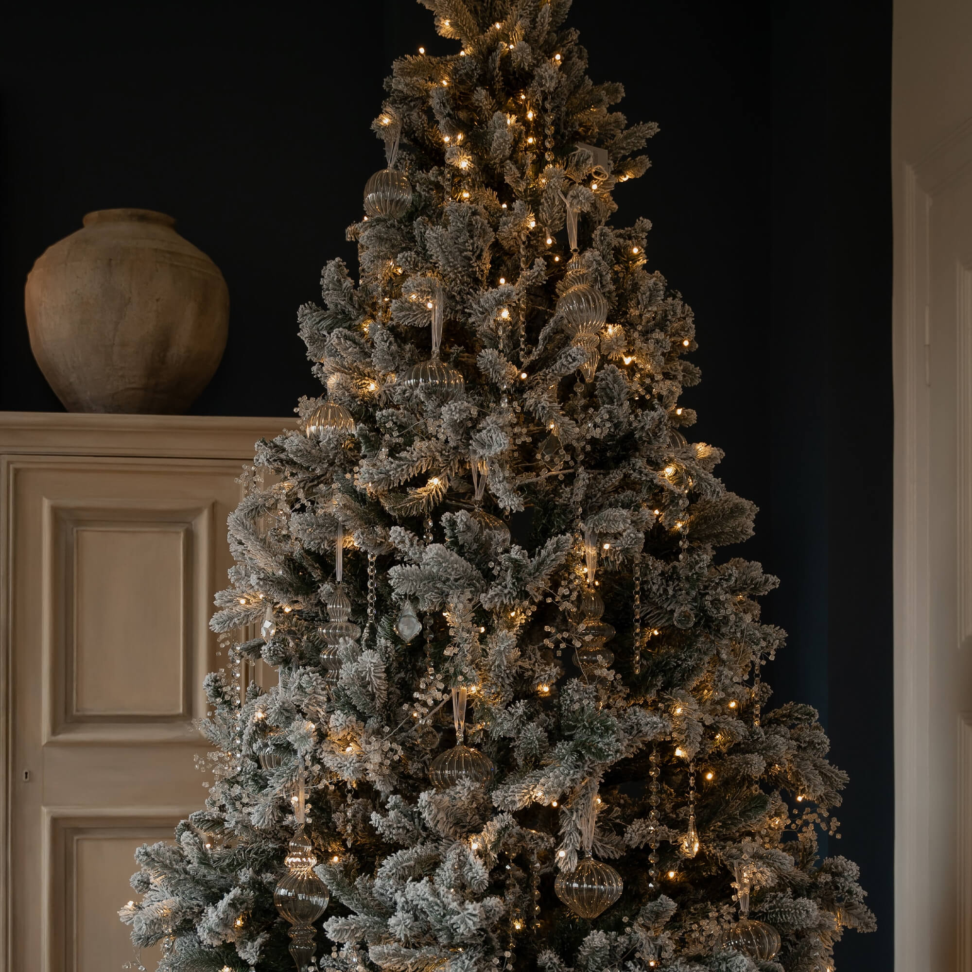 Künstlicher Weihnachtsbaum mit schneebedeckten Zweigen und warmweissen LED-Lichtern zur festlichen Dekoration