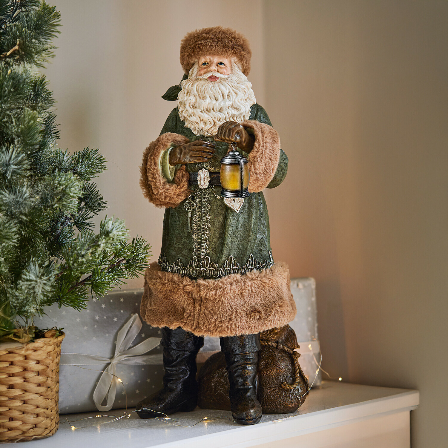Deko-Weihnachtsmann Eddi Weihnachtsmannfigur mit grünem Mantel und braunem Pelzbesatz, festliche Dekoration
