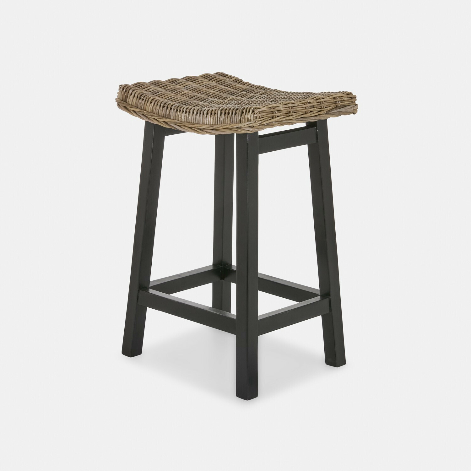 Barhocker mit schwarzen Beinen und geflochtenem braunem Rattansitz, Küchenmöbel