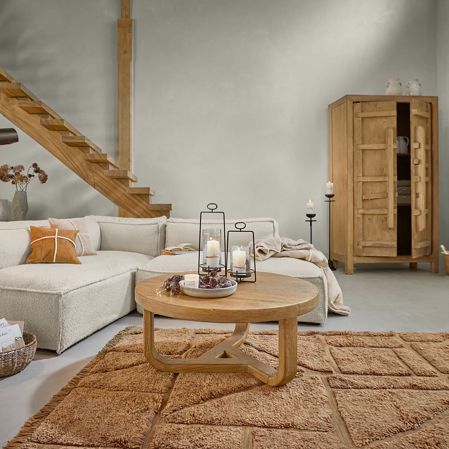 Teppich Volemar Modernes Wohnzimmer mit beigem Sofa, rundem Holztisch und warmbraunem Teppich für gemütliche Atmosphäre