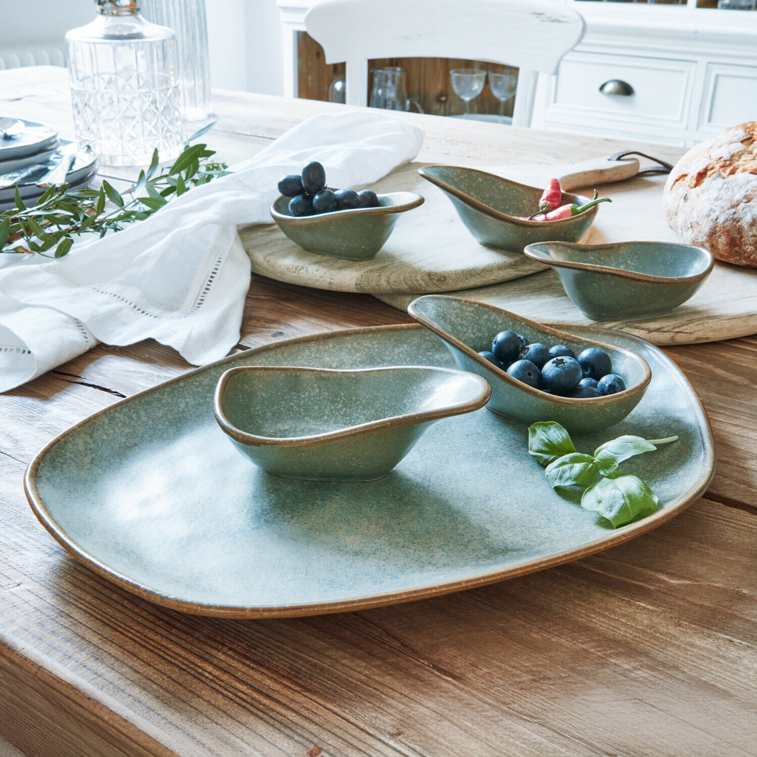 Servierschälchen 6er Set Biarré Grünes Keramikschalen-Set mit Tablett auf Holztisch, dekoriert mit Beeren und Brot