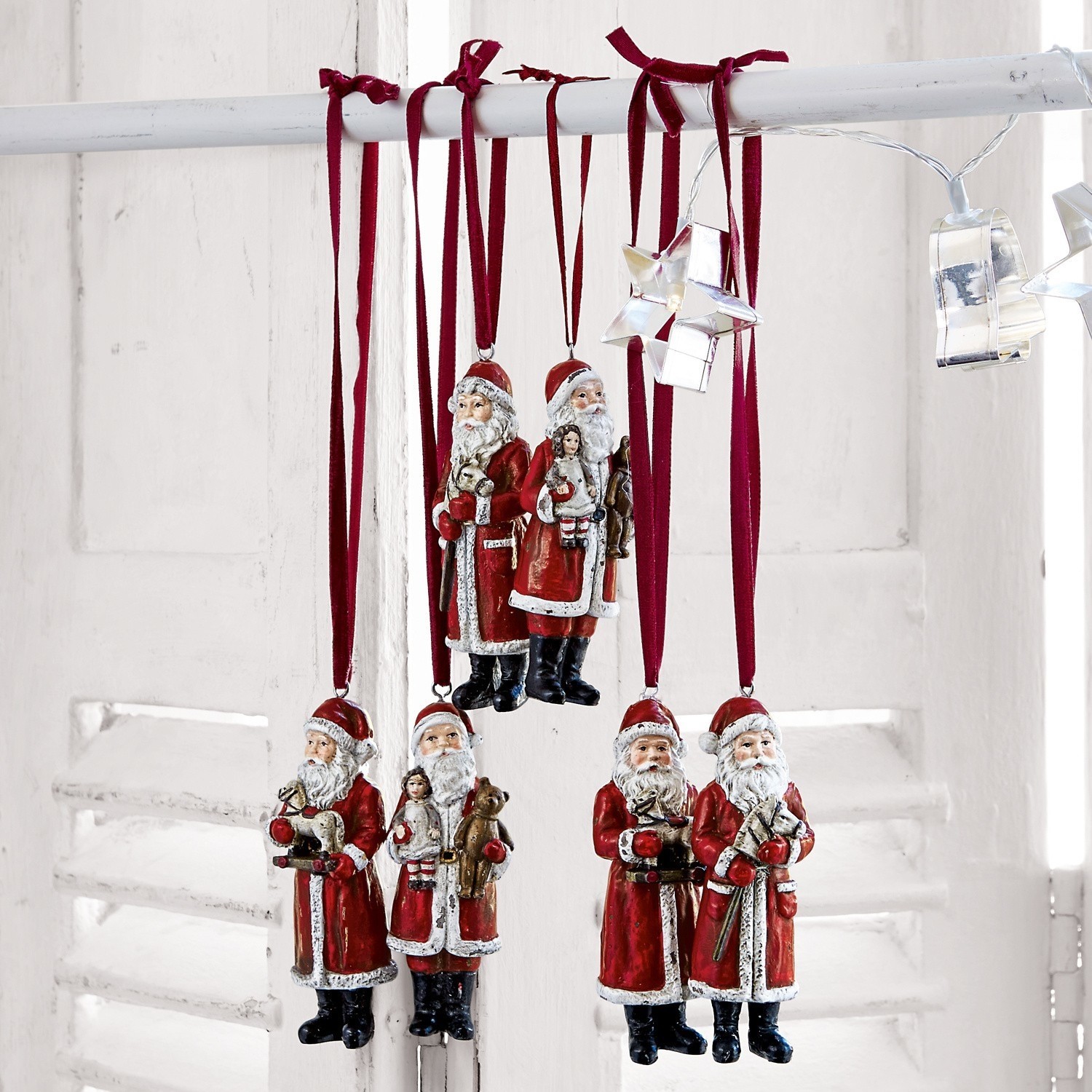 Weihnachtsmann 6er Set Corvin Set aus roten Weihnachtsmann-Dekorationen aus Material, hängend an bordeauxroten Bändern, Weihnachtsdekoration