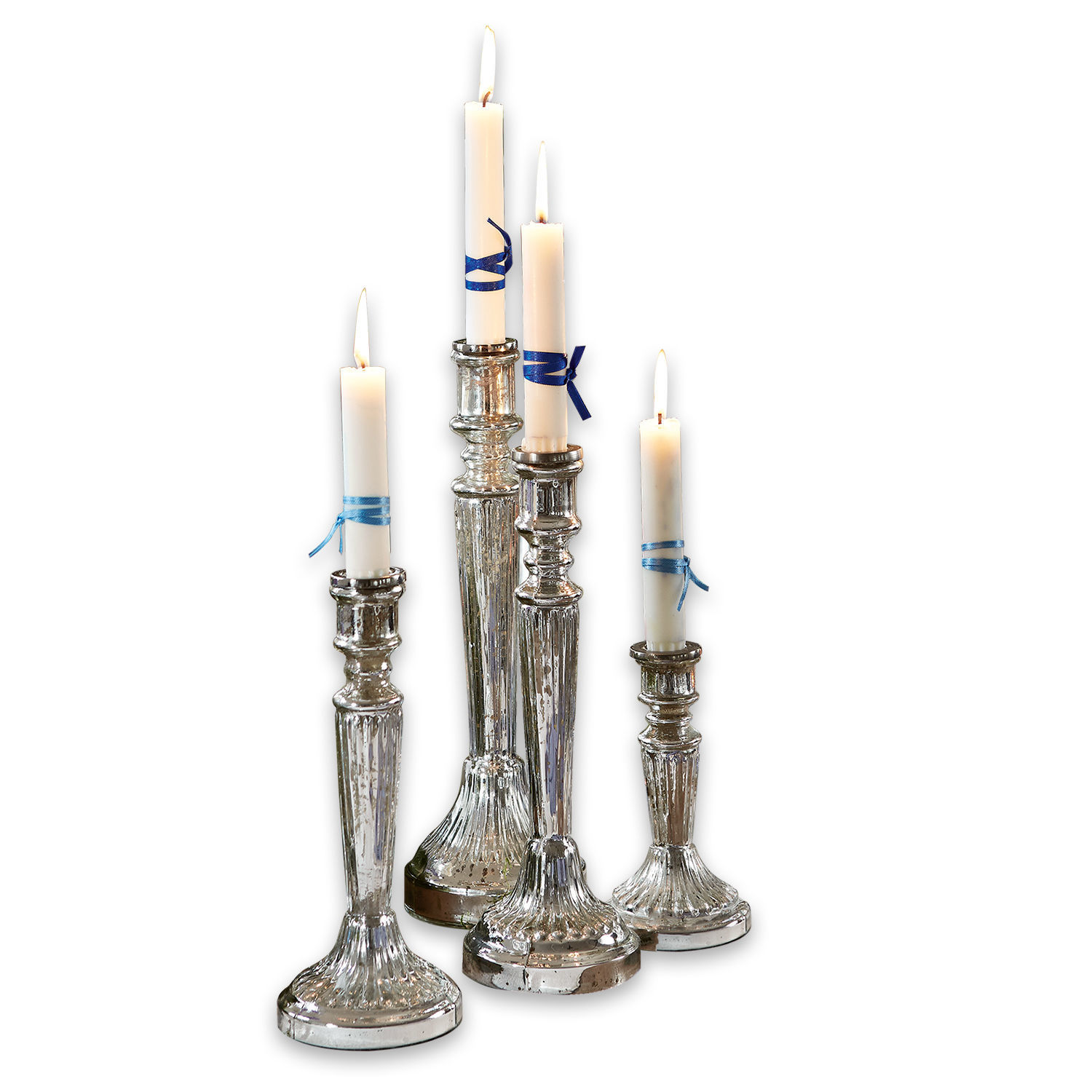 Kerzenständer 4er Set Selby Set aus vier silbernen Kerzenhaltern mit weissen Kerzen und blauen Bändern für die Wohnraumdekoration