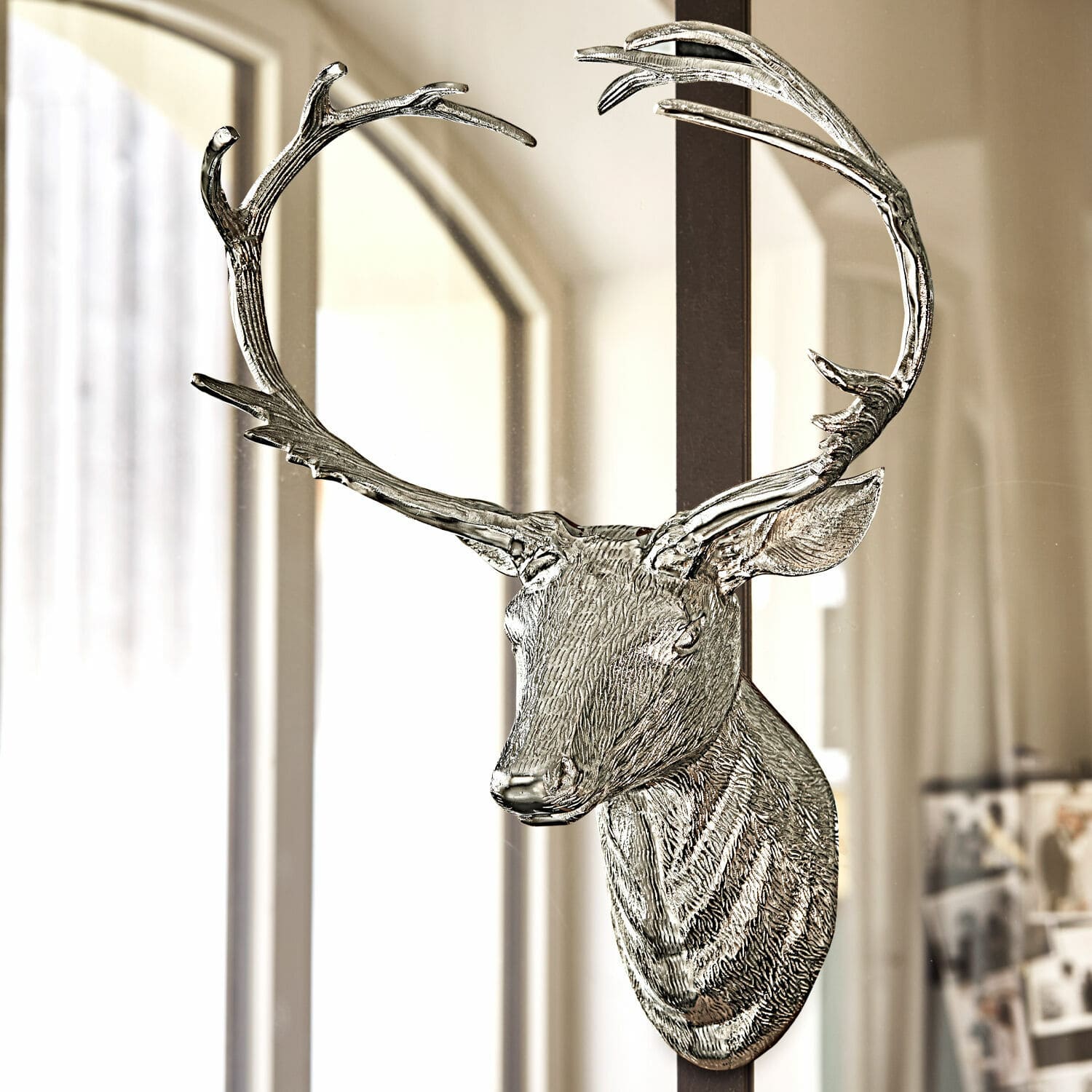 Deko-Hirschgeweih Amirak Silberne Wanddekoration aus Metall mit Hirschkopf und Geweih für modernes Interieur