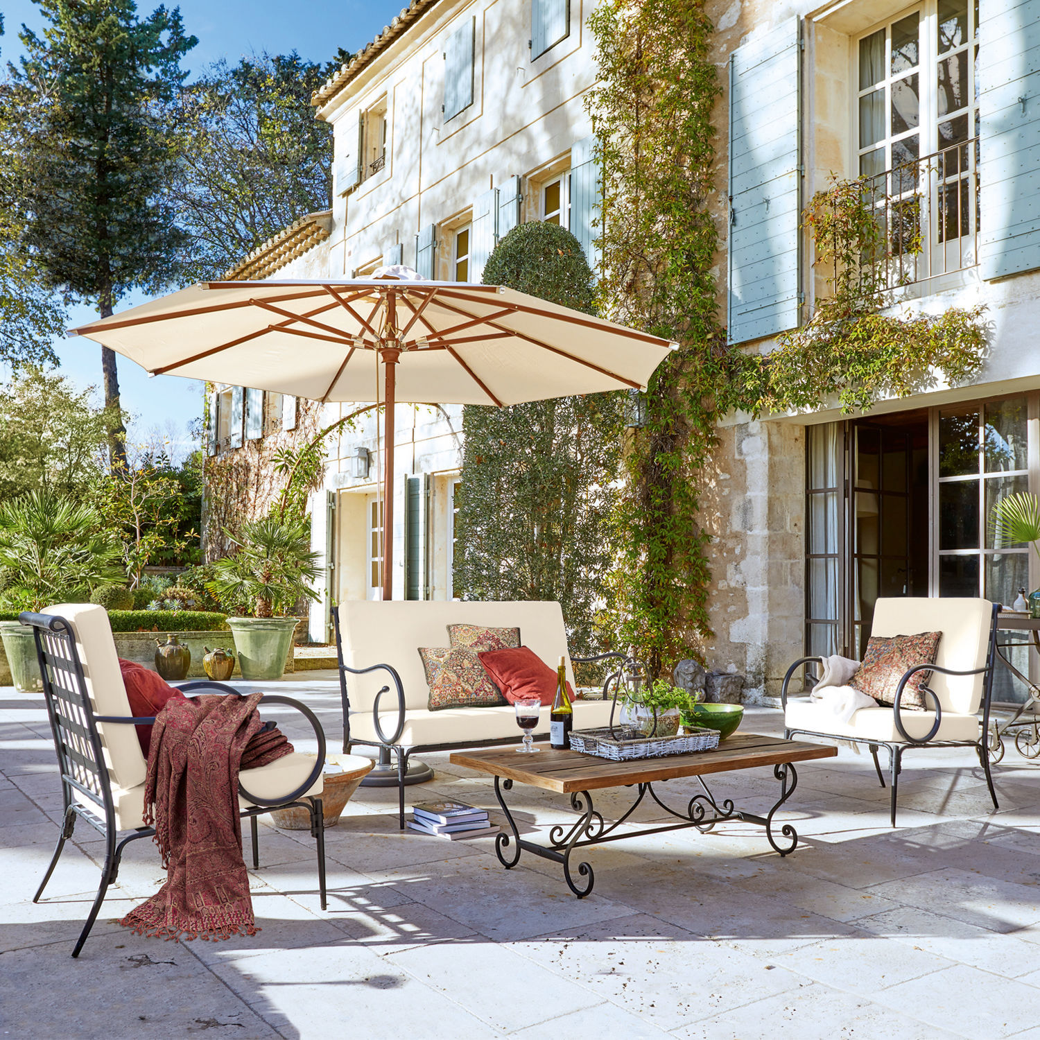 Sitzgruppe Massana Gartenmöbel-Set mit Metallgestell und cremefarbenen Polstern auf Stein-Terrasse mit Sonnenschirm