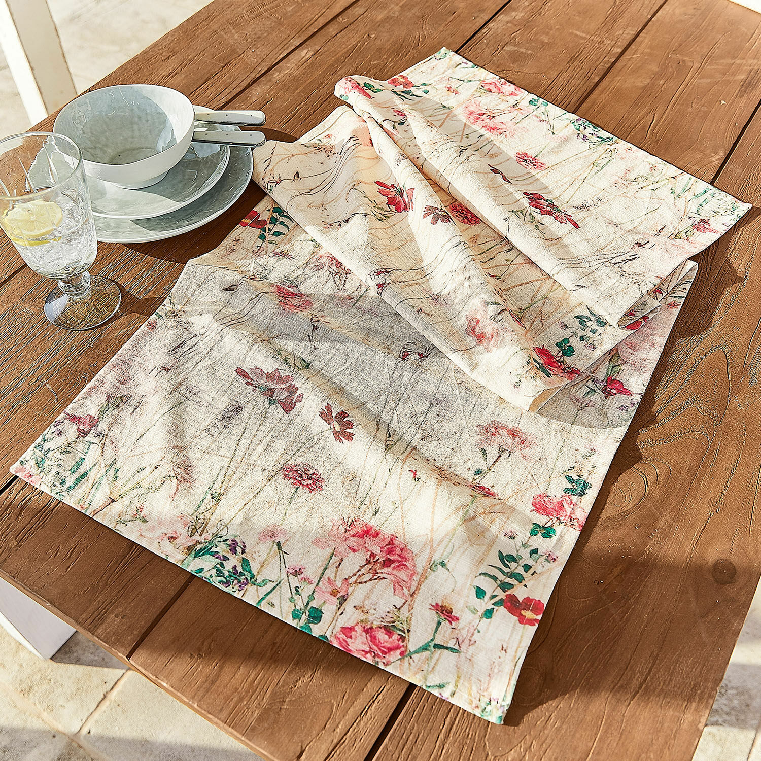 Tischläufer Briovene Leinentischdecke in Creme mit floralem Muster auf Holztisch für stilvolle Tischdekoration