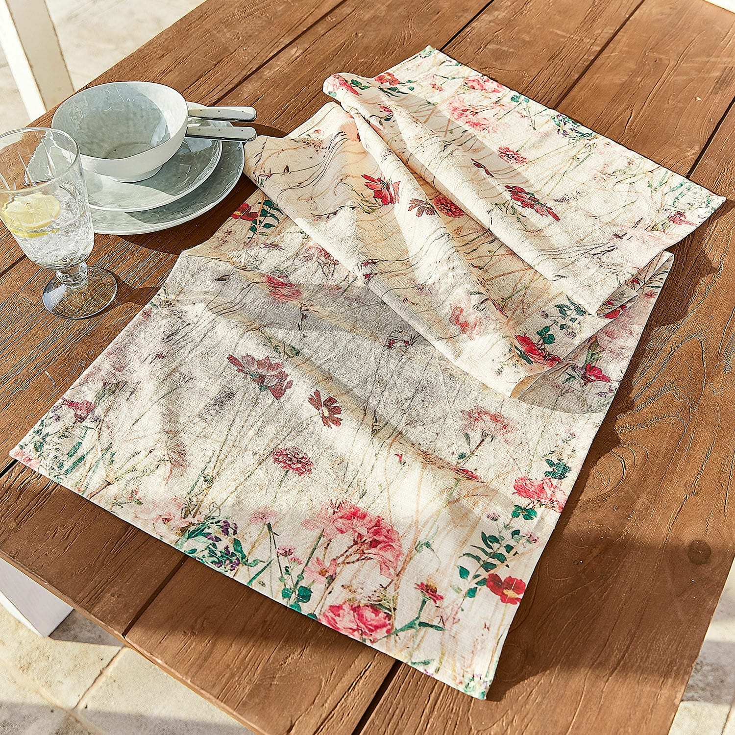 Tischläufer Briovene Leinentischdecke in Creme mit floralem Muster auf Holztisch für stilvolle Tischdekoration