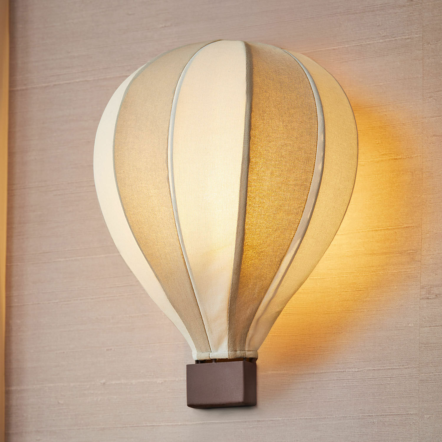 Wandlampe Merrybean Wandleuchte in Form eines Heißluftballons aus Stoff in Beige- und Cremetönen, dekorative Wohnzimmerlampe