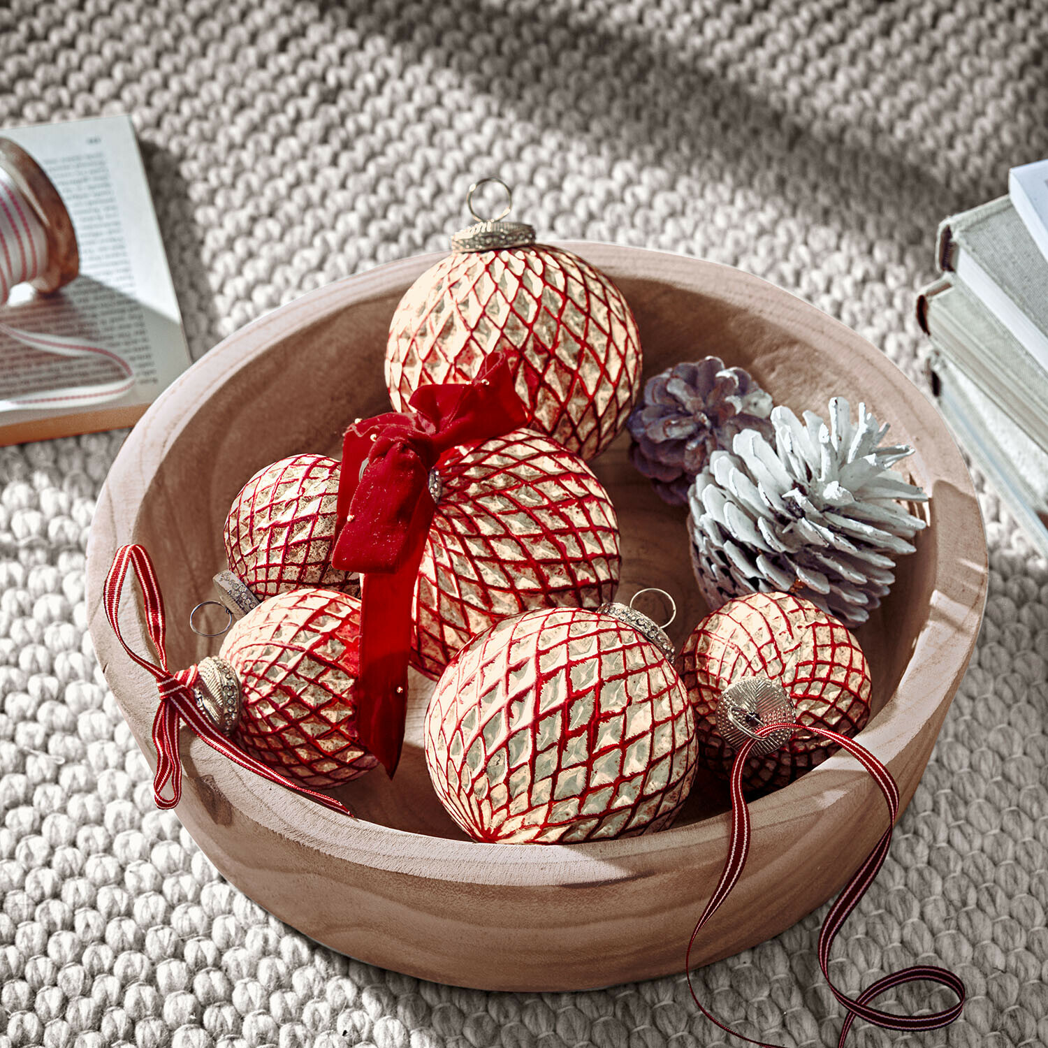 Weihnachtskugeln 6er Set Aleviah Holzschale mit rot-goldenen Weihnachtskugeln und weissen Zapfen als festliche Dekoration