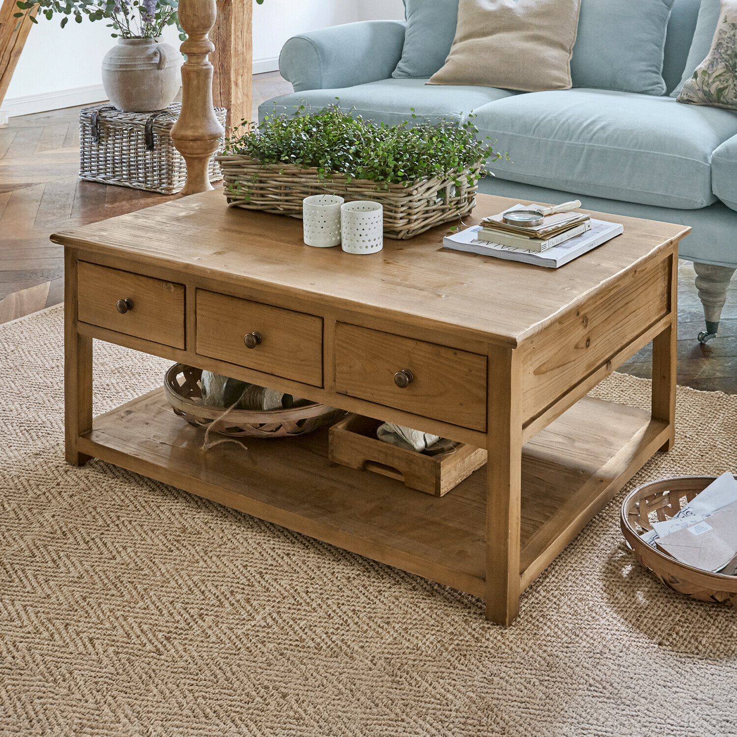 Couchtisch Etienne, Wiederaufbereitetes Tannenholz, Rustikale Holzmaserung, Je 3 Schubladen vorne & hinten in braun