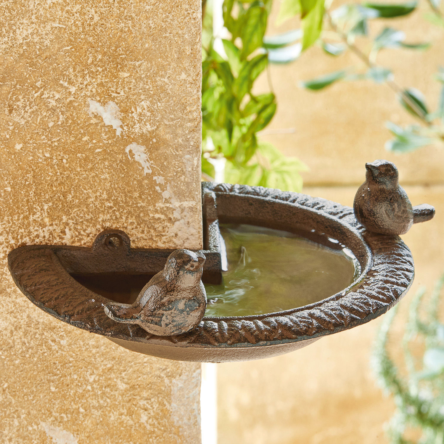 Vogeltränke Laver, Massives Eisen mit Antik-Finish, Raffinierte Ecklösung, Mit niedlichen Deko-Vögelchen in antikbraun