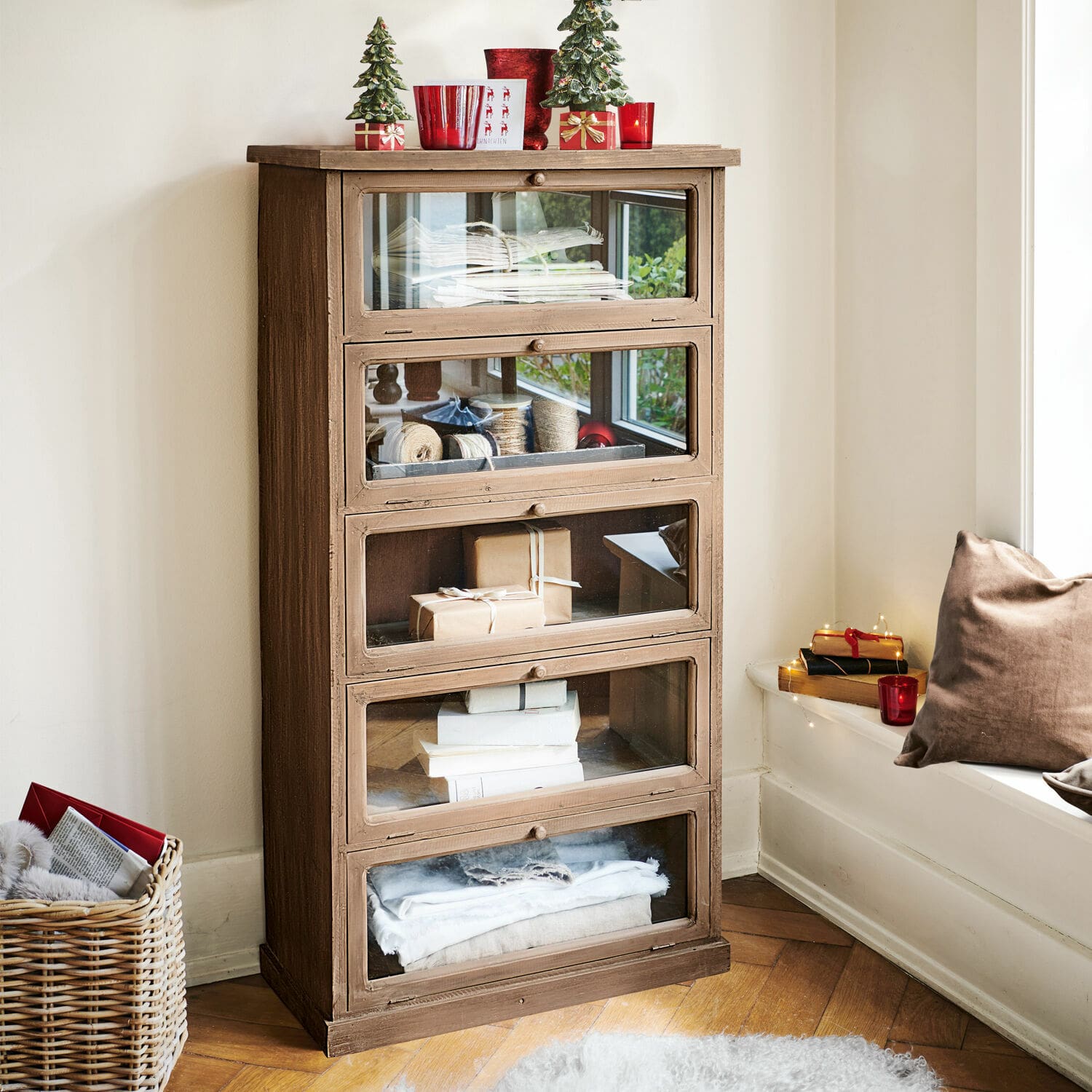 Kommode Houghton Brauner Holzschrank mit fünf verglasten Schubladen, Weihnachtsdekoration und Büchern darin