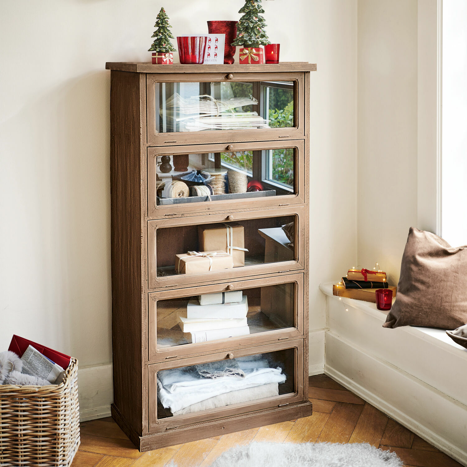 Kommode Houghton Brauner Holzschrank mit fünf verglasten Schubladen, Weihnachtsdekoration und Büchern darin