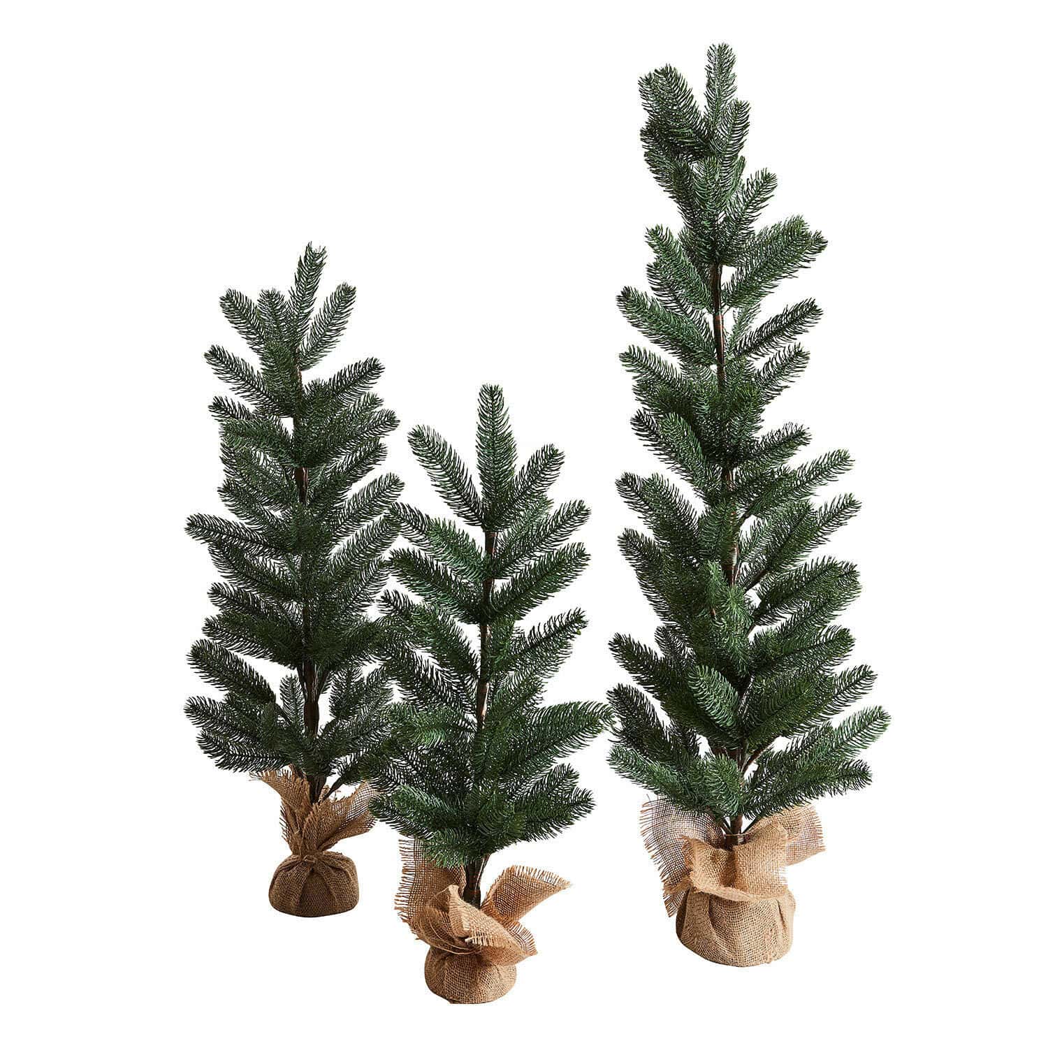 Deko-Baum 3er Set Merpins Drei künstliche Tannen mit grünen Nadeln und Jutesack als Topfverkleidung, Weihnachtsdekoration