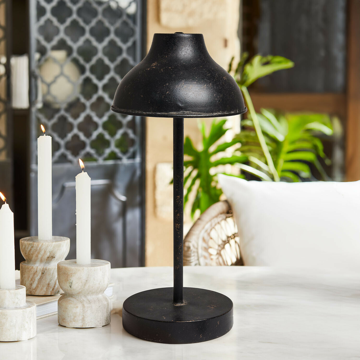 Wiederaufladbare LED-Tischlampe Henvique Schwarze Metall-Tischlampe mit antikem Look auf Marmorplatte in gemütlichem Wohnzimmer