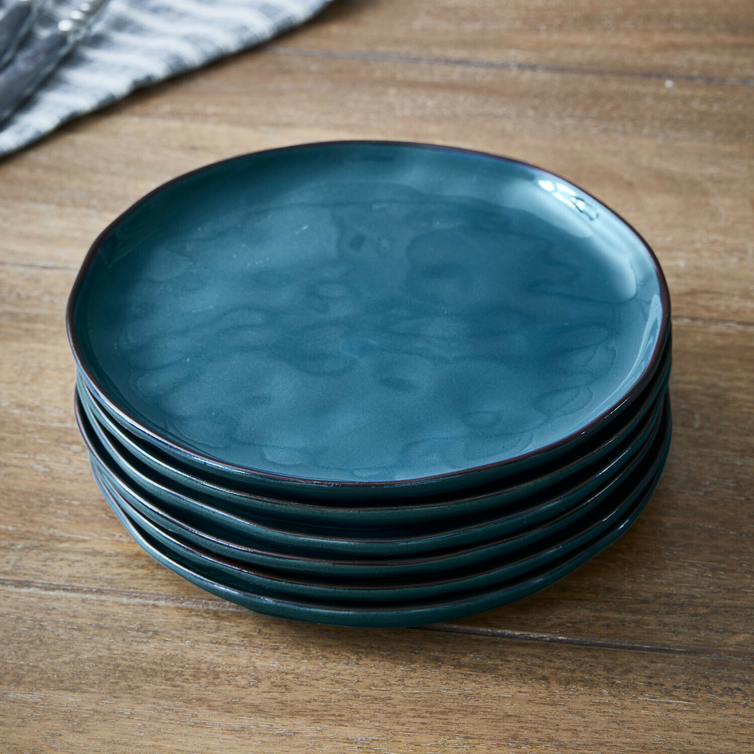 Dessertteller 6er Set Biarré Set blaue Keramikteller auf Holztisch für den täglichen Gebrauch in der Küche