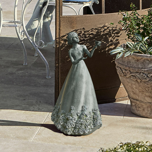 Graue dekorative Frauenfigur im Kleid mit Blumenmuster am Saum, Gartendekoration