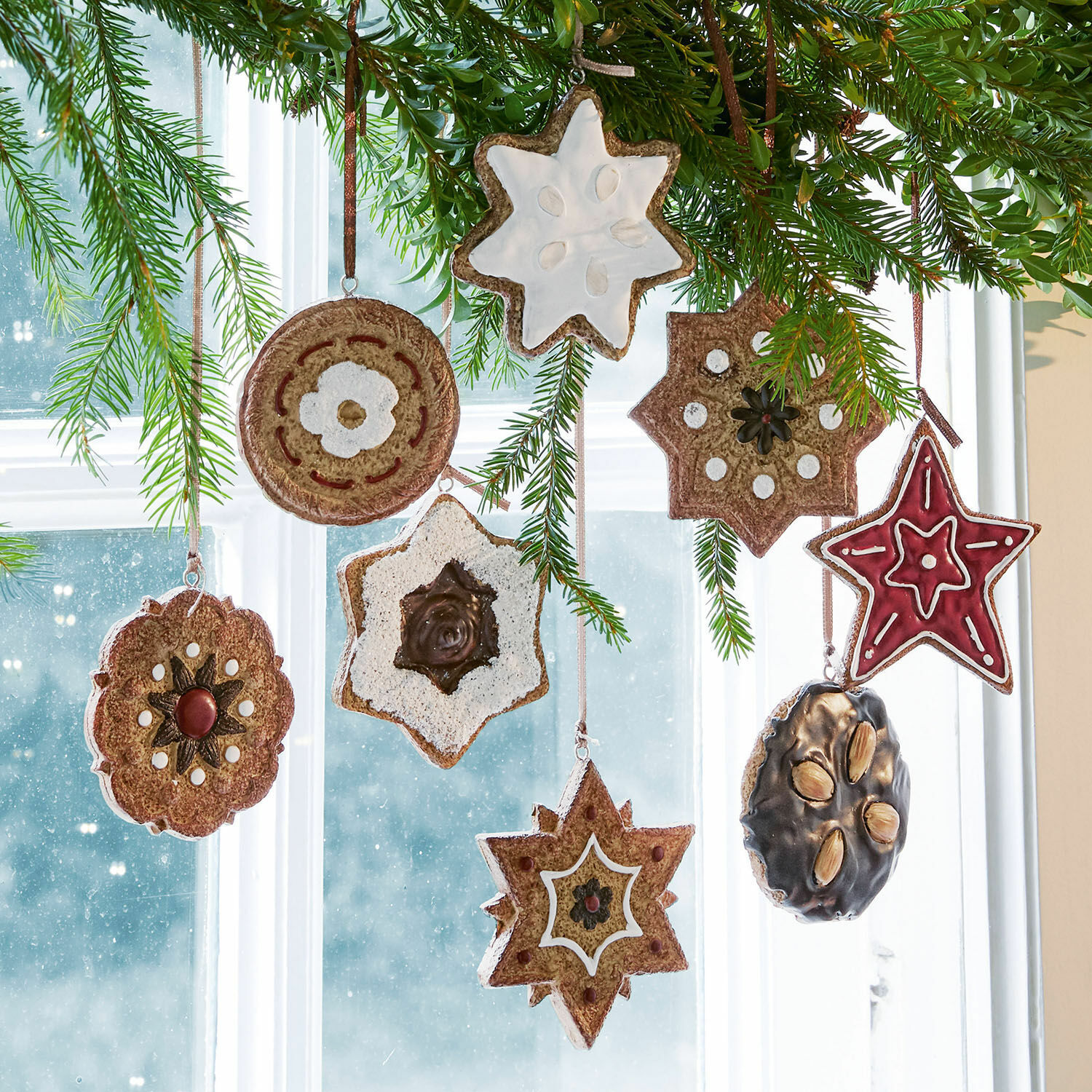Anhänger 8er Set Cibla Weihnachtliche Anhänger in Stern- und Kreisform aus Naturmaterialien, vor dem Fenster hängend