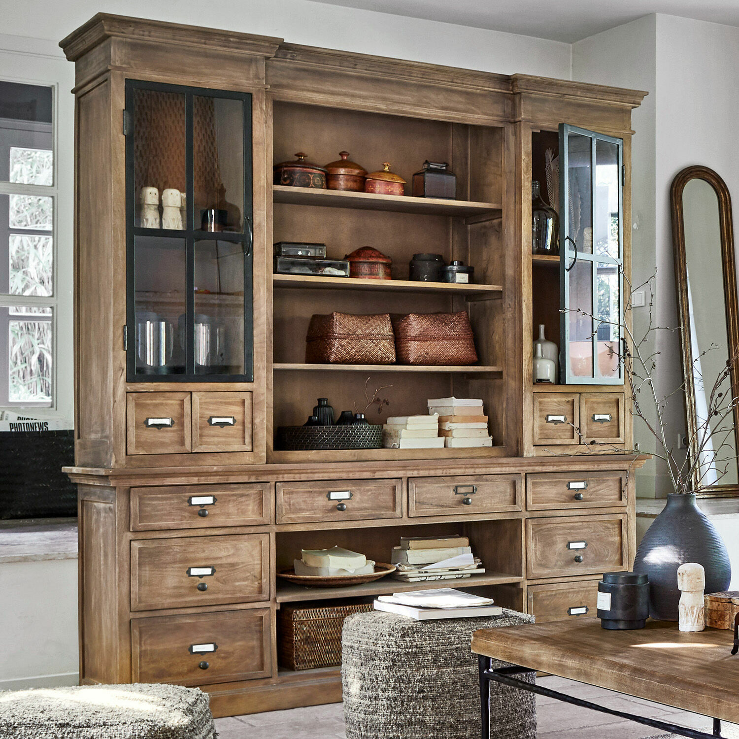 Schrank Horsens Grosser Holzschrank mit Schubladen und Glastüren in natürlicher Holzfarbe im Wohnzimmer