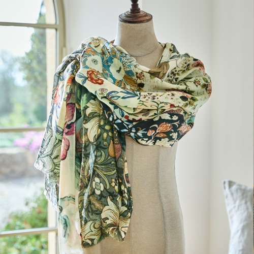 Bunter Schal mit floralem Muster auf Schaufensterpuppe, leichter Stoff, modisches Accessoire.