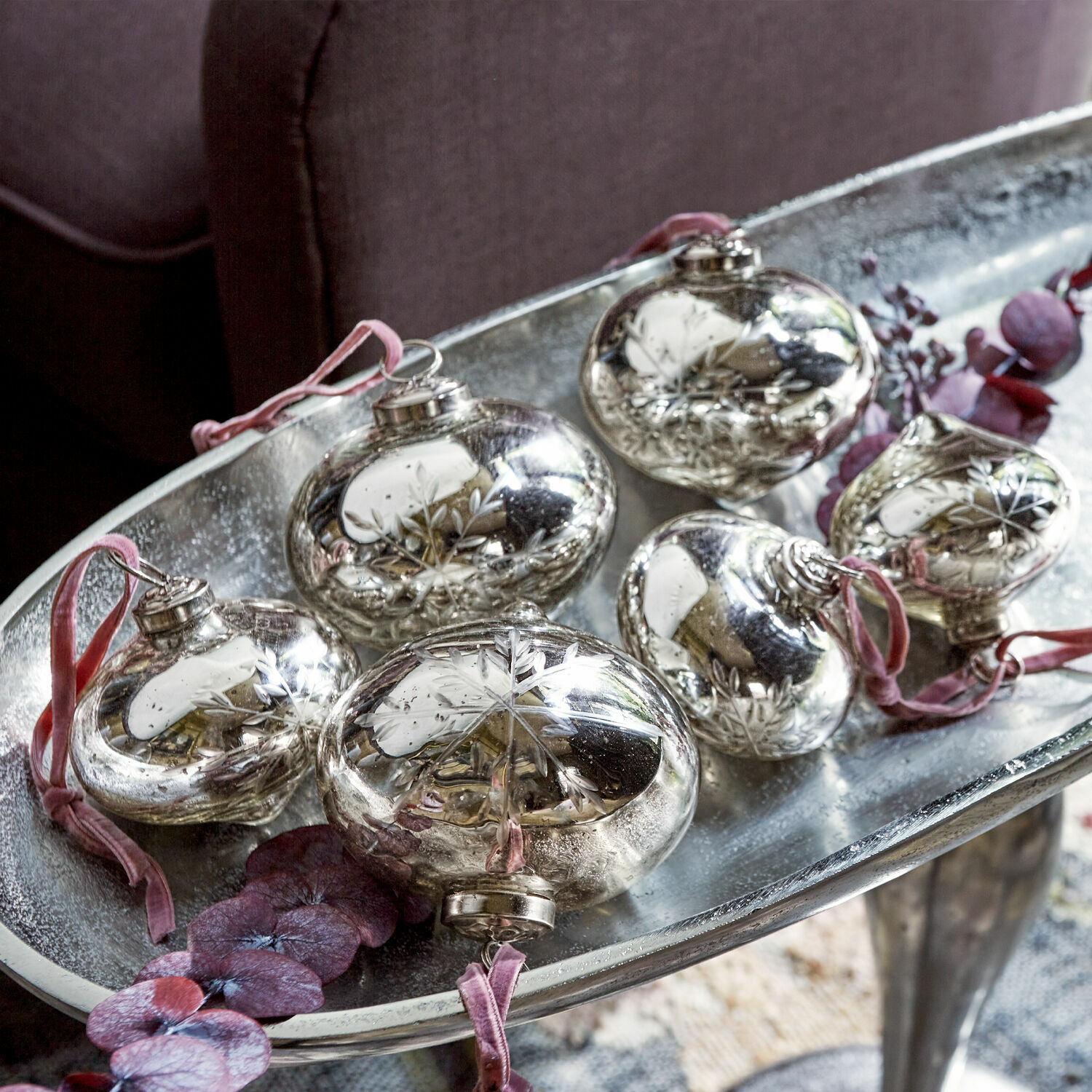 Weihnachtskugeln 6er Set Isaulie Silberne Weihnachtsanhänger mit Schneeflockenmotiv an rosa Bändern auf einem Metall-Dekotablett