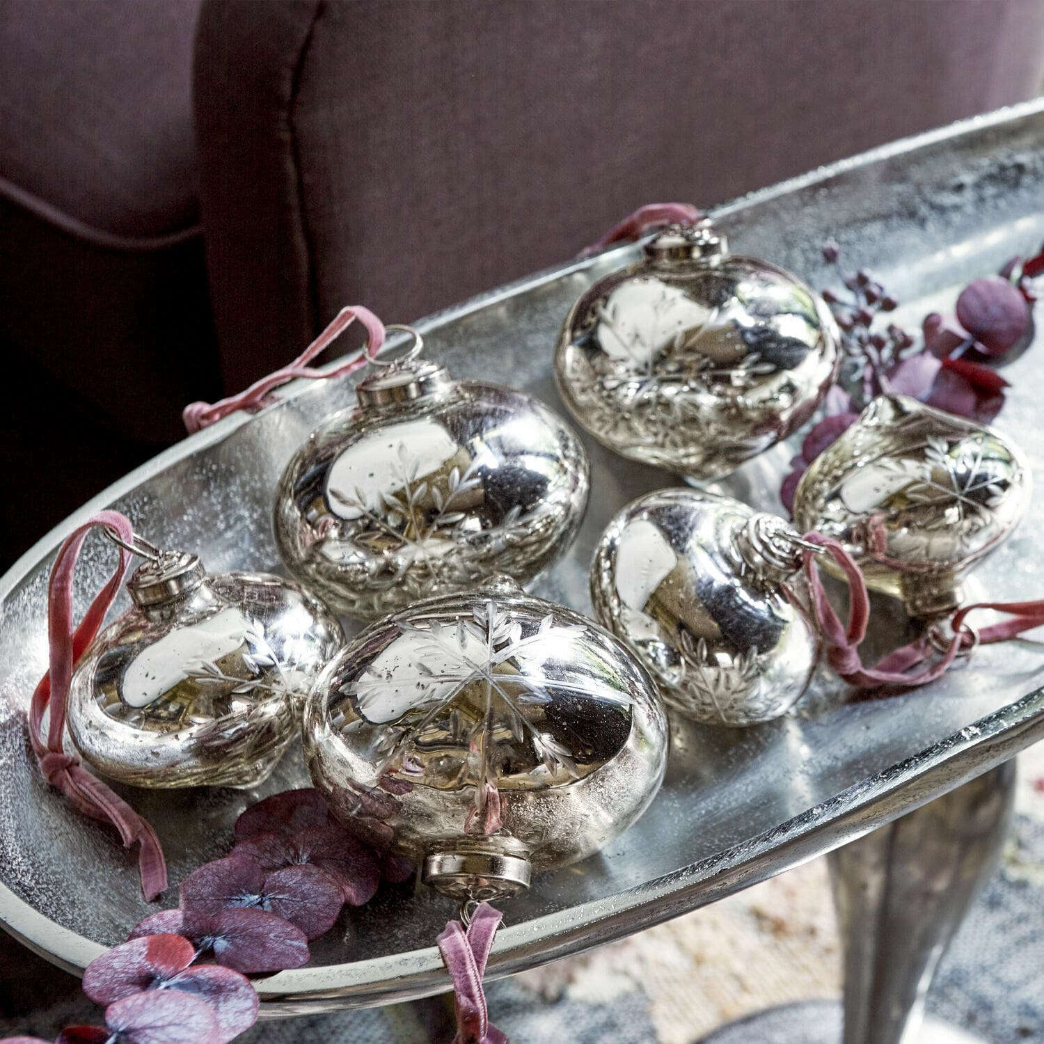 Weihnachtskugeln 6er Set Isaulie Silberne Weihnachtsanhänger mit Schneeflockenmotiv an rosa Bändern auf einem Metall-Dekotablett