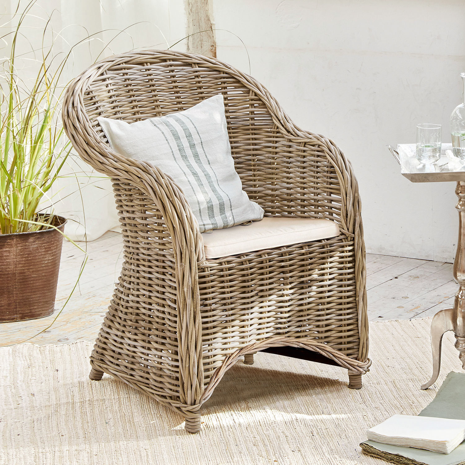 Sessel Margate Rattansessel in Naturfarbe mit hellem Sitzkissen und gestreiftem Dekokissen für das Wohnzimmer