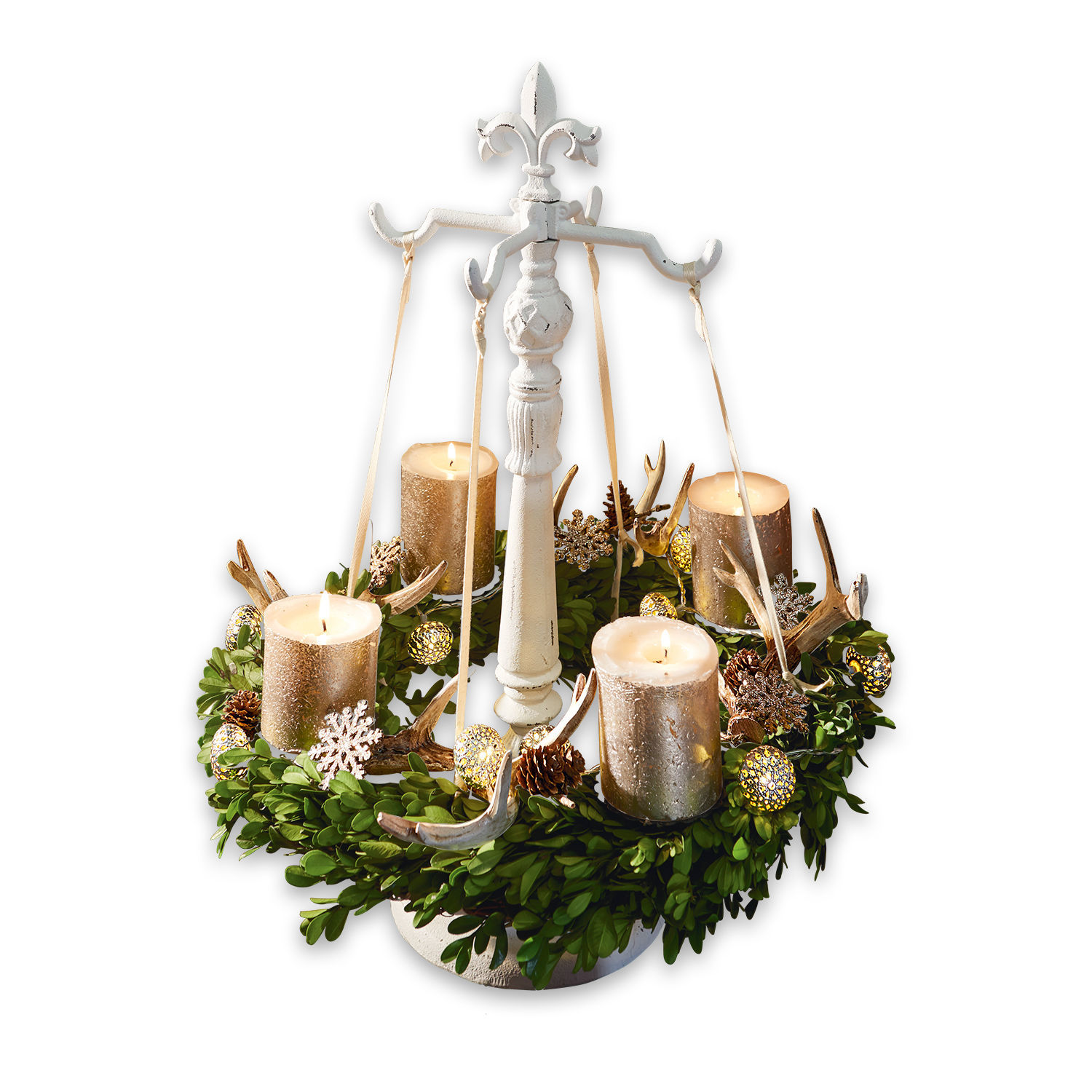 Kranzständer Antwan Dekorativer Adventskranz mit grünen Blättern, goldenen Kerzen und weissem Metallständer