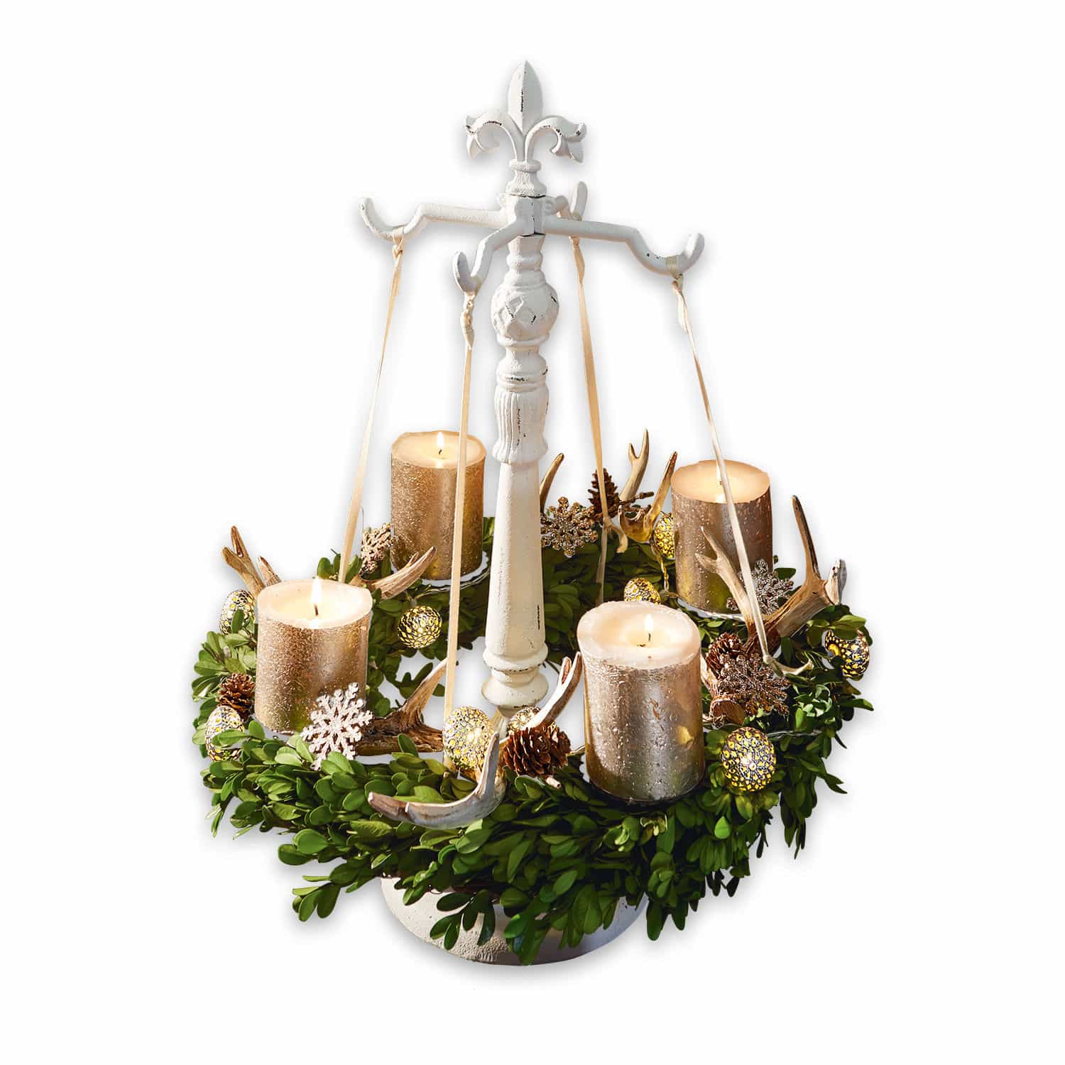 Kranzständer Antwan Dekorativer Adventskranz mit grünen Blättern, goldenen Kerzen und weissem Metallständer