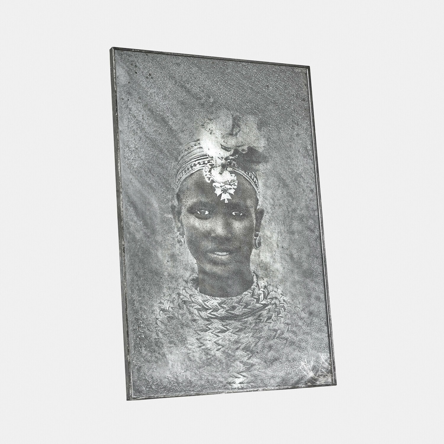 Schwarz-weisses Porträt einer Frau mit traditionellem Schmuck und Kopfschmuck auf dekorativer Metalltafel