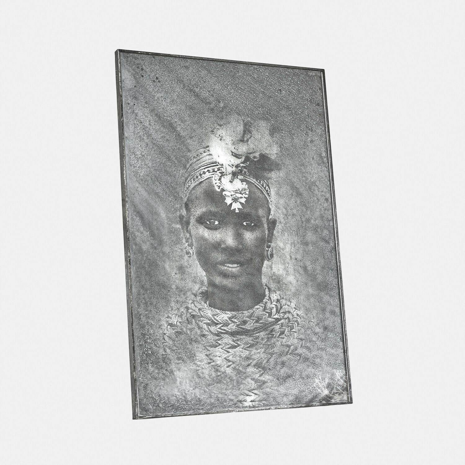 Motivspiegel Rashira Schwarz-weisses Porträt einer Frau mit traditionellem Schmuck und Kopfschmuck auf dekorativer Metalltafel