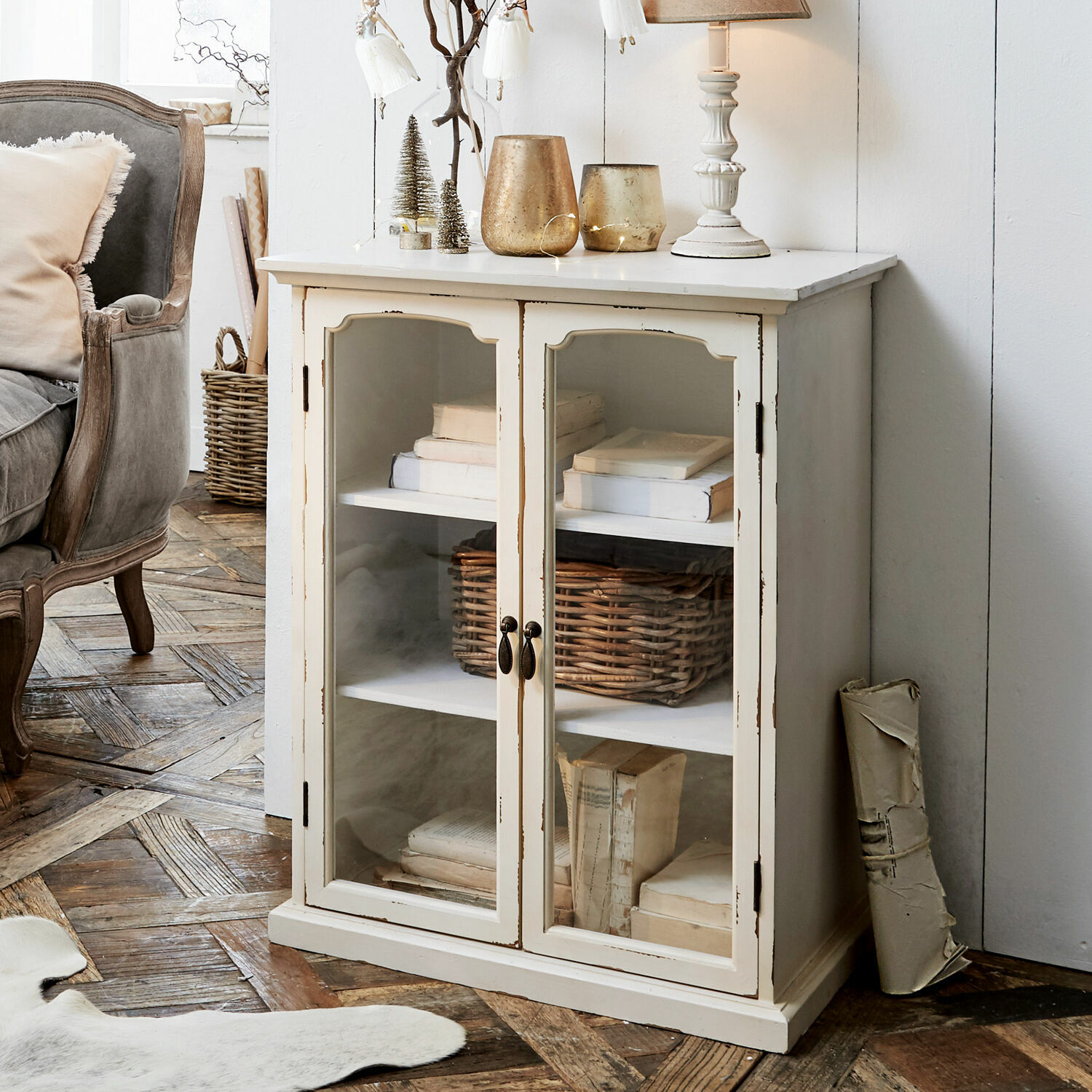 Kommode Greve Weisse Holzvitrine mit Glastüren und Regalen voller Bücher im Vintage-Stil