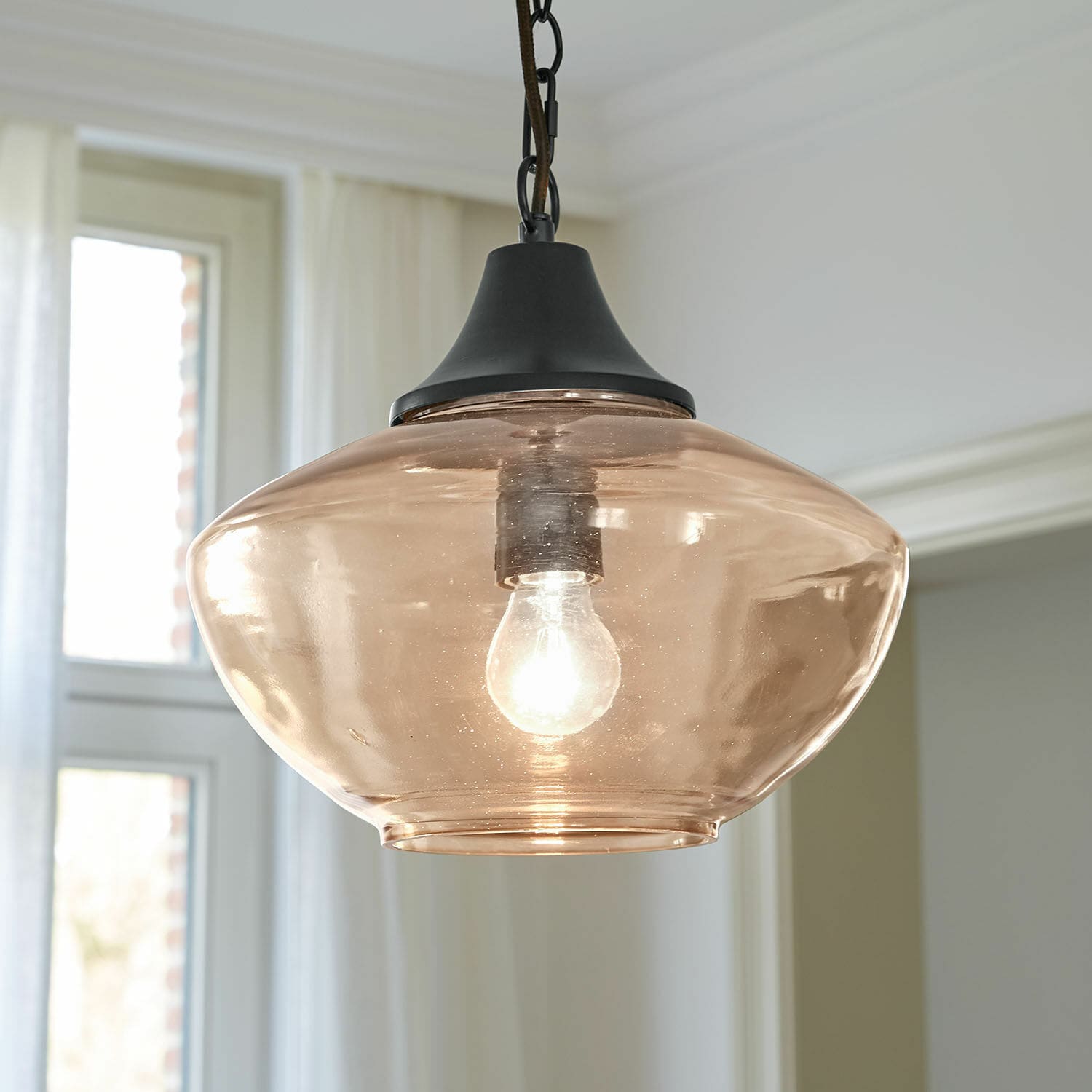 Hängelampe Nerilane Hängelampe aus bernsteinfarbenem Glas mit schwarzem Metallhalter, modernes Wohnlicht