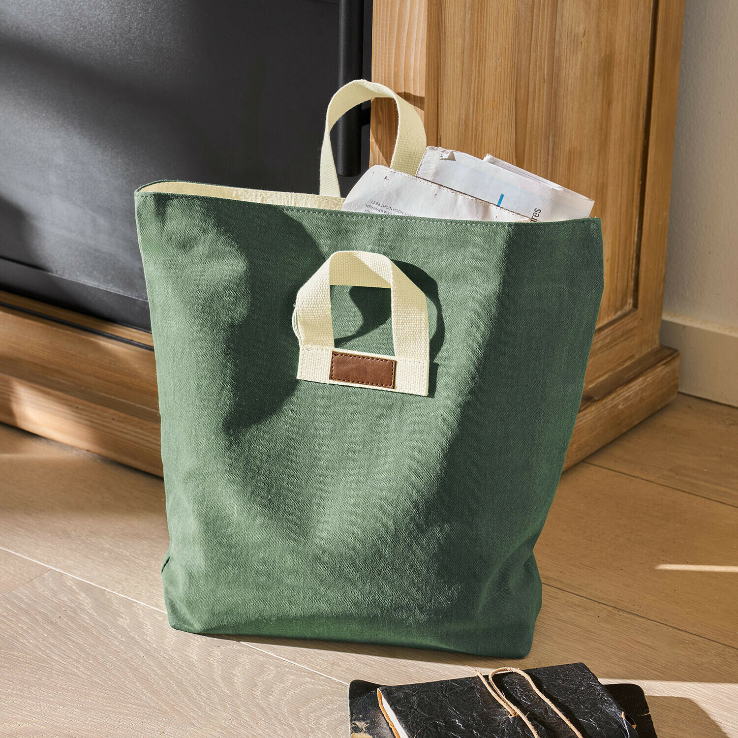 Tasche Ornbrook Grüne Baumwolltasche mit cremefarbenen Griffen und braunem Label, praktisch für Einkäufe oder Aufbewahrung