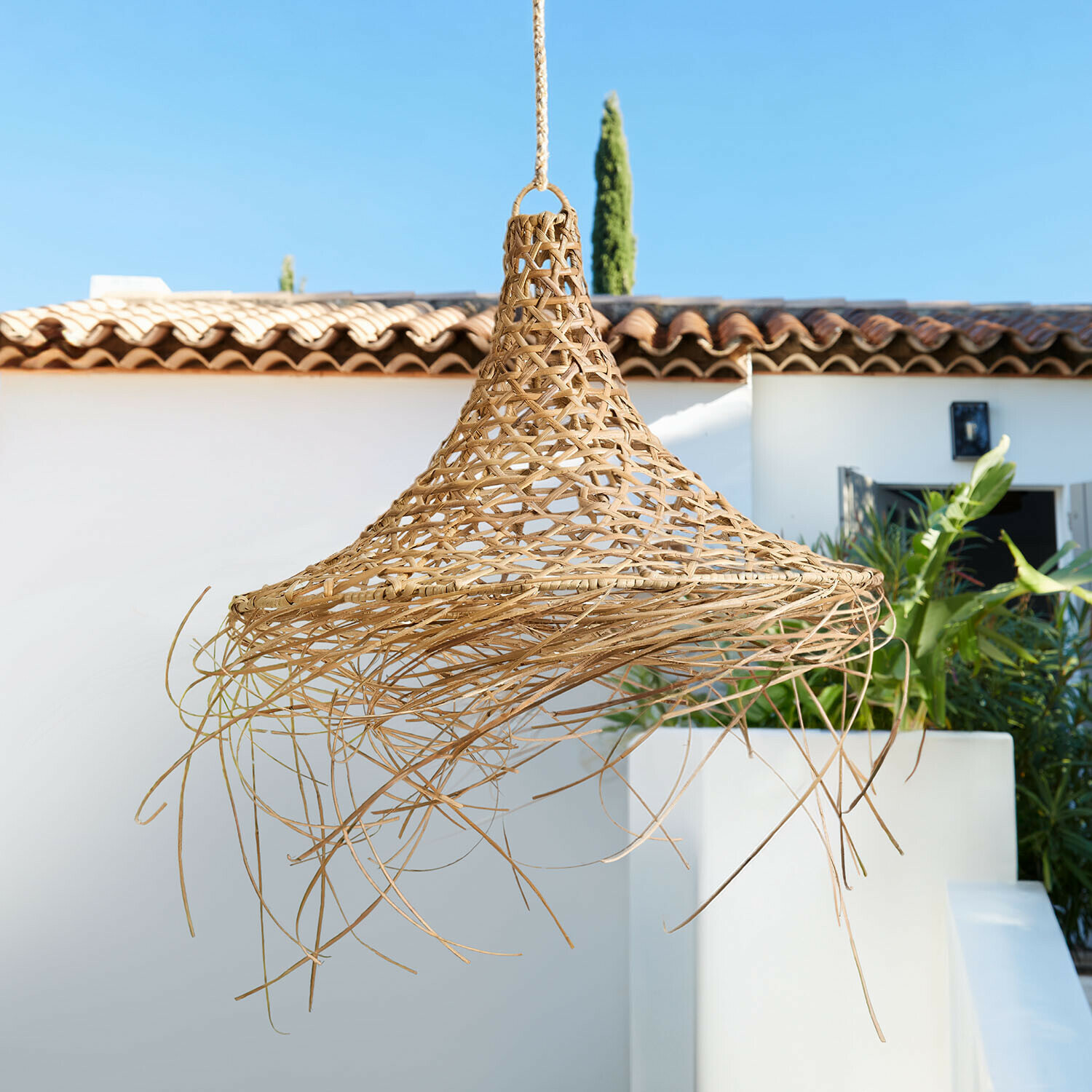 Lampenschirm Calvado Hängeleuchte aus geflochtenem Rattan in Naturfarbe, ideal für Innen- und Außendekoration
