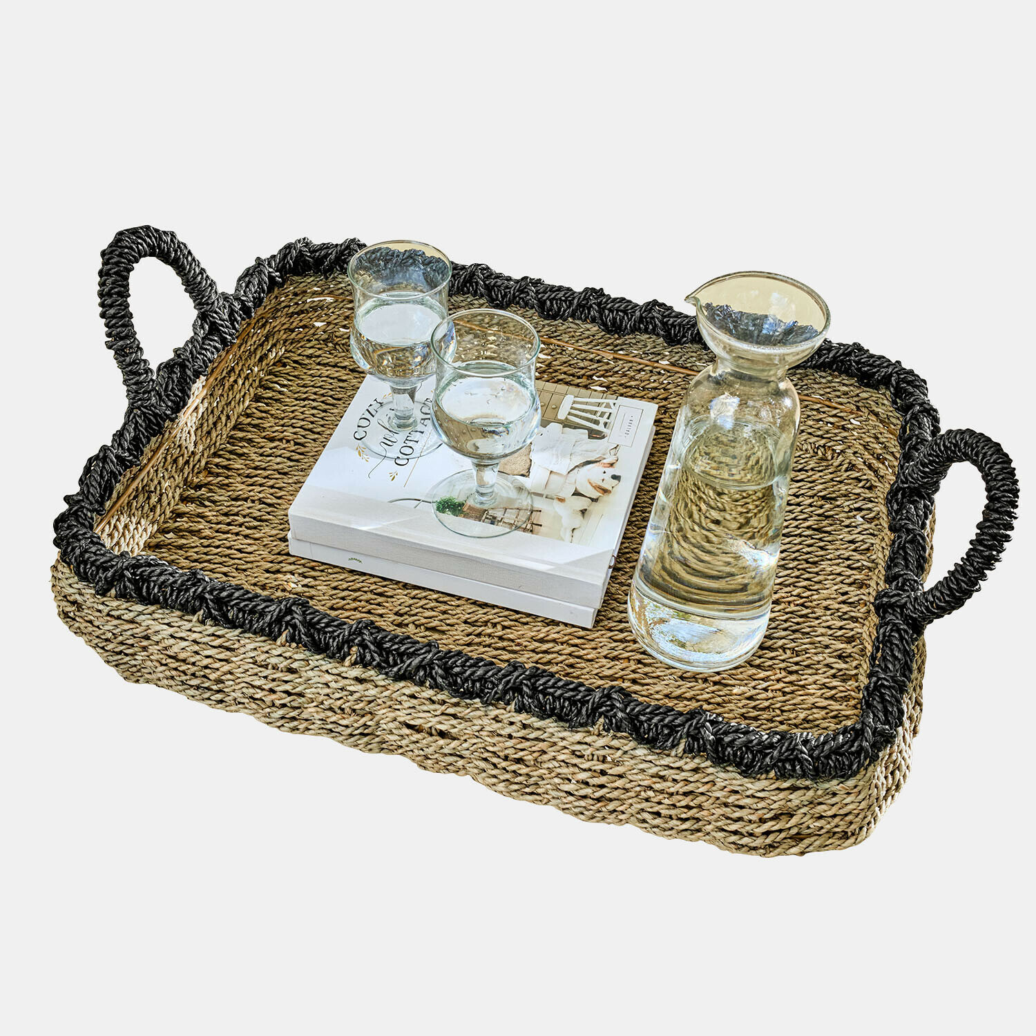 Tablett Tarevo Rechteckiges Tablett aus geflochtenem Naturmaterial mit schwarzem Rand, Karaffe und zwei Wassergläsern