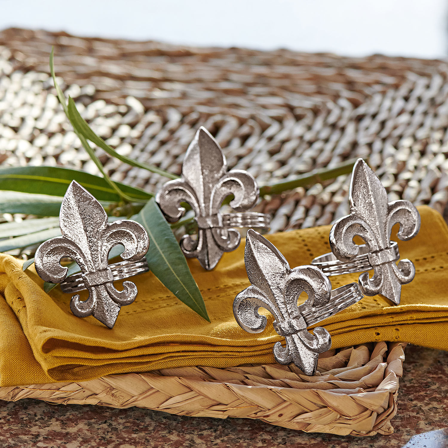 Serviettenring 4er Set Fleur De Lis Silberne Metall-Serviettenringe mit Lilienmotiv auf gelbem Stoff und geflochtenem Tablett