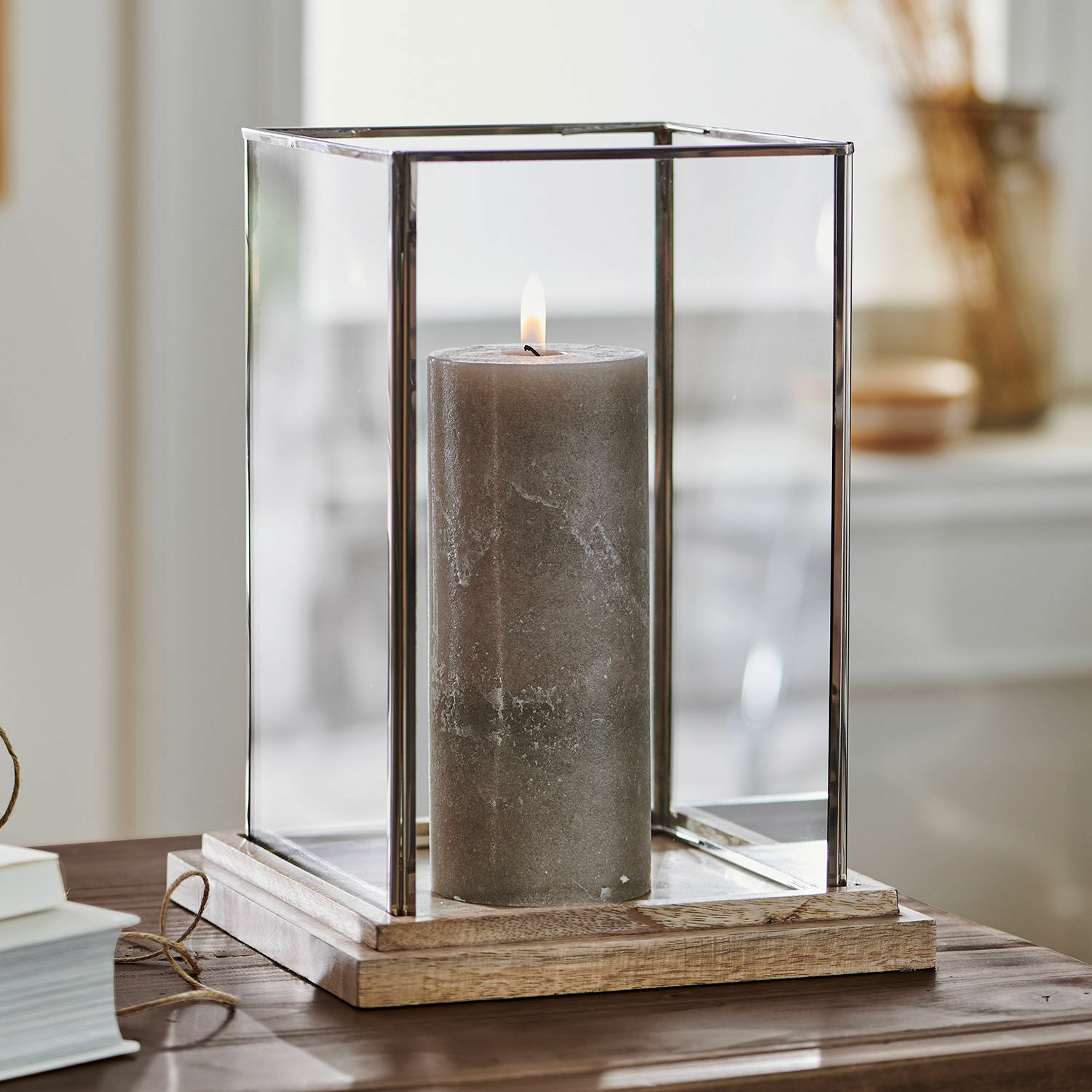 Glaslaterne mit Holzsockel und grauer Kerze, Wohnaccessoire für stimmungsvolle Beleuchtung