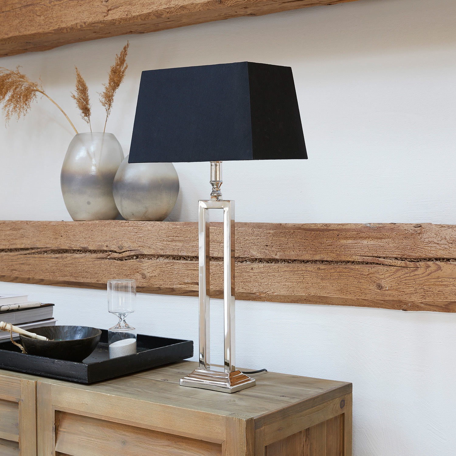 Tischlampe Kinshaa Elegante Tischlampe mit Metallfuss und schwarzem Lampenschirm auf hellem Holz-Sideboard