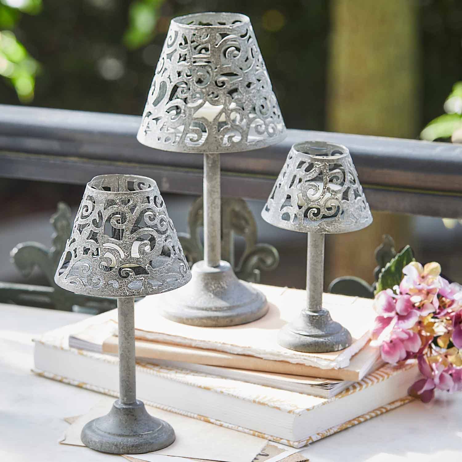 Drei graue Metall-Lampion mit filigranem Muster, dekorative Tisch- und Wohnaccessoires im Set