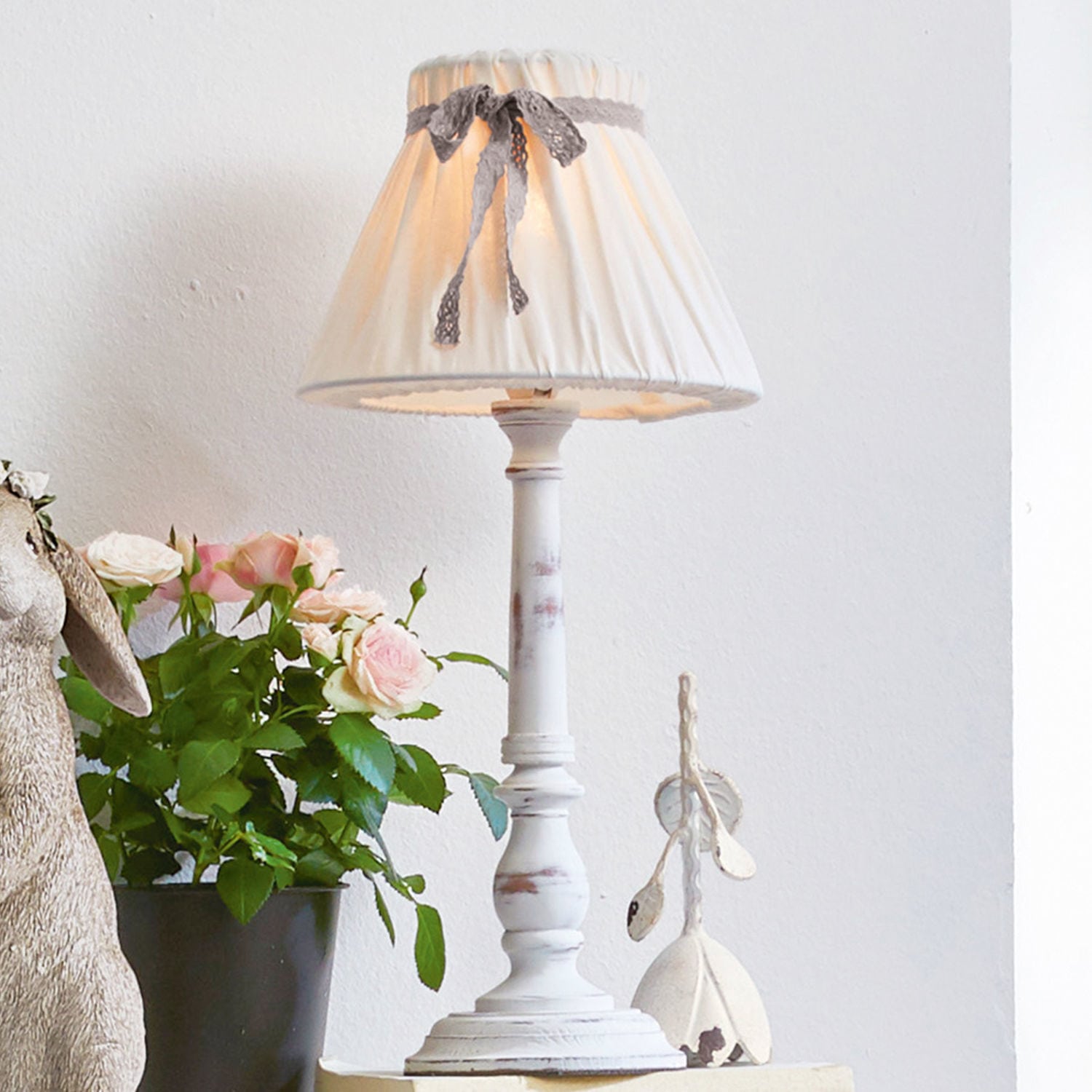 Tischlampe Valentin Weisse Tischlampe mit Stoffschirm und dekorativer Schleife, Vintage-Stil für Wohnzimmer