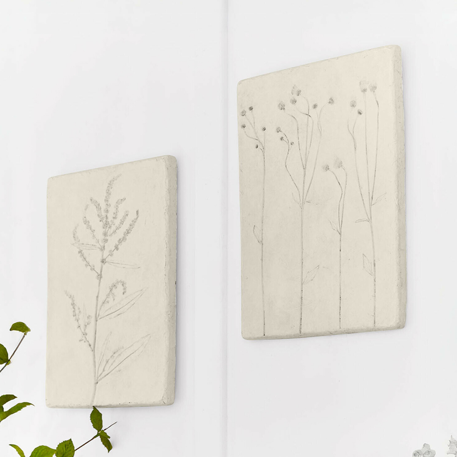 Zwei beige Wandtafeln mit pflanzlichem Reliefmuster aus natürlichem Material zur Wanddekoration.