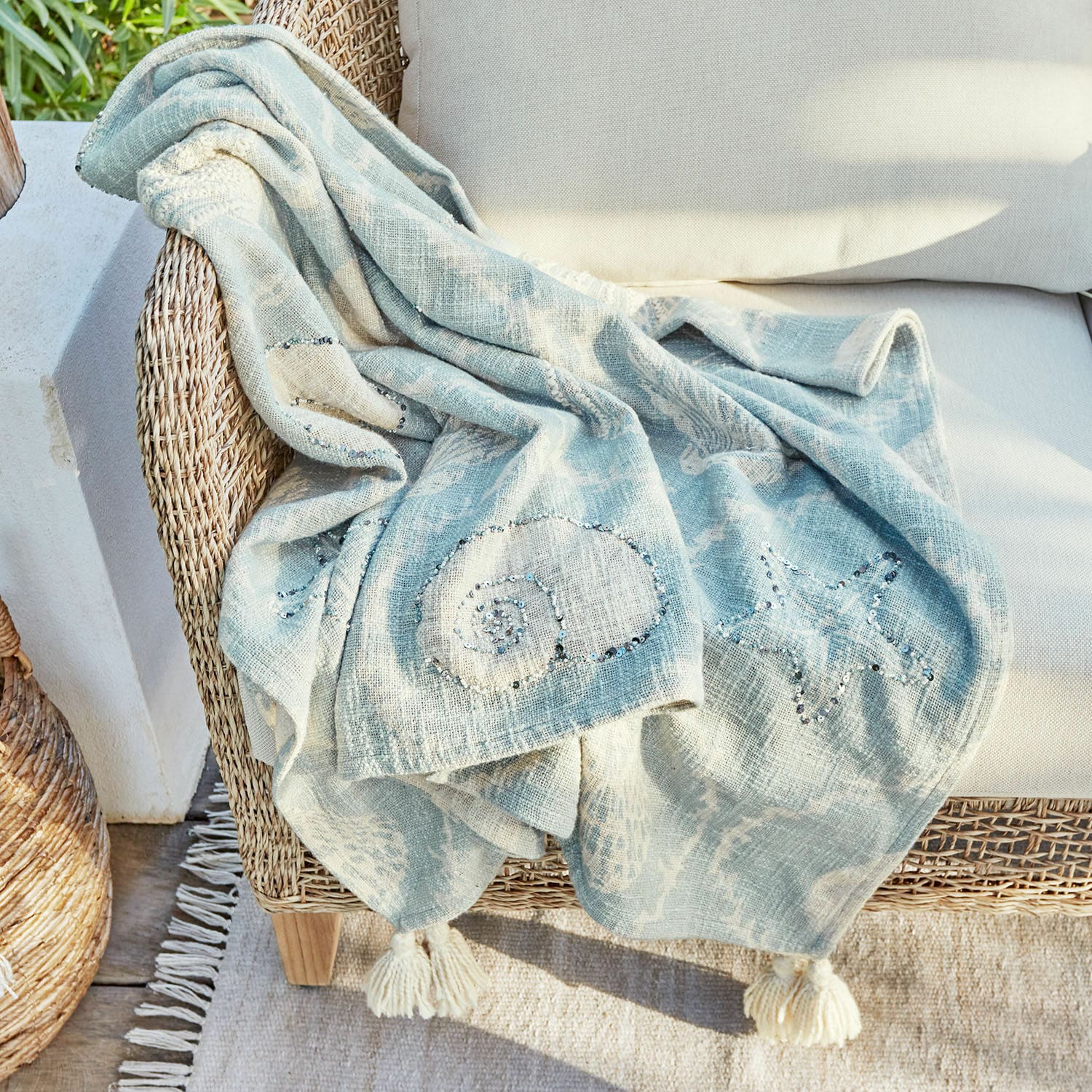 Plaid Calerand Weiche Baumwolldecke in Hellblau mit Muschel- und Seesternmotiv, dekorativ und gemütlich